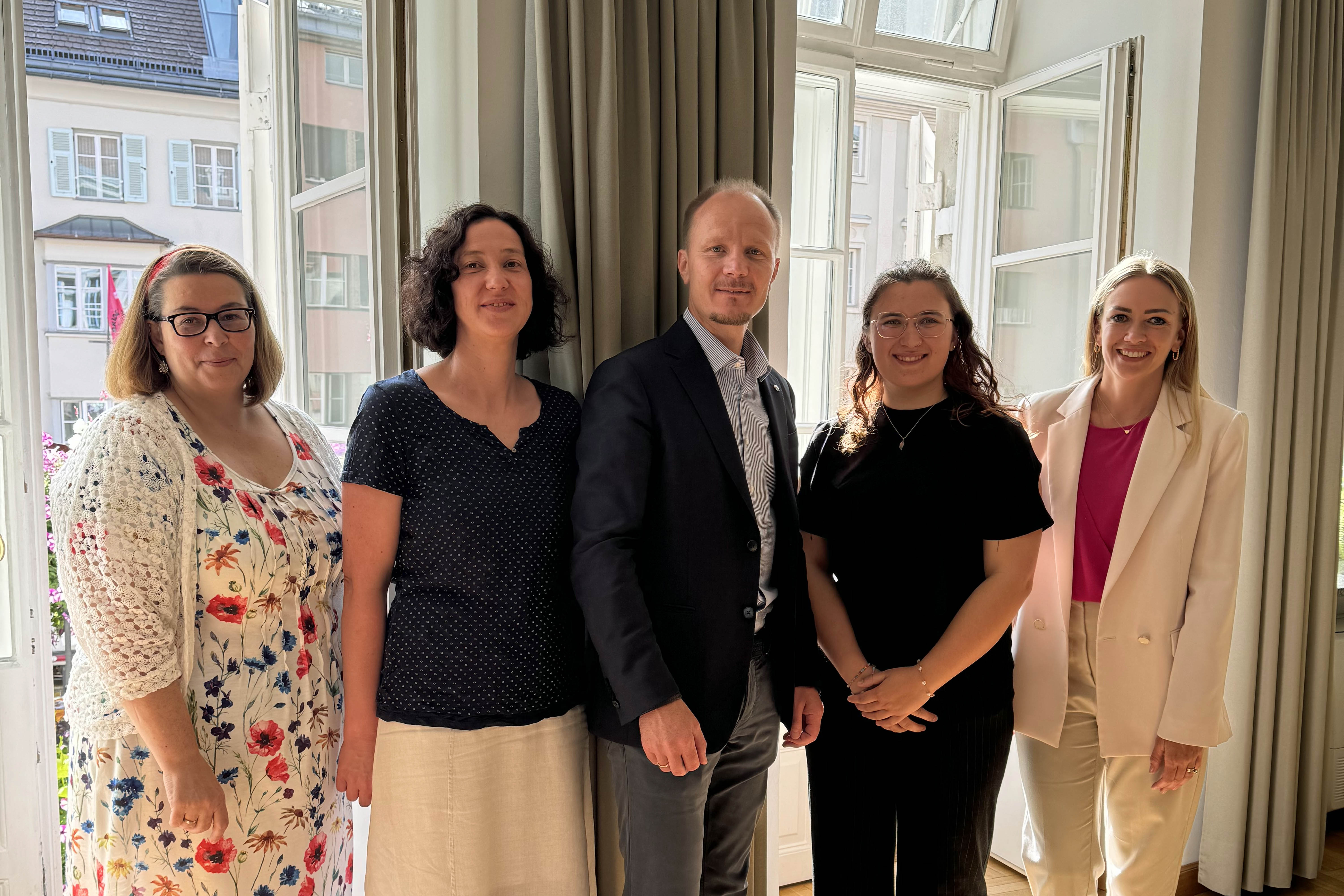 Ramona Leitner (2. v. r.) wurde im Mai als „Lehrling des Monats“ ausgezeichnet. Im Rathaus gratulierten ihr Bürgermeister Johannes Anzengruber, Personalamtsleiterin Milka Peraic-Rasic (r.), Lehrlingsbeauftragte Sabine Floßmann (l.) und ihre Ausbilderin Verena Reinalter (2. v. l.) zu ihren hervorragenden Leistungen.