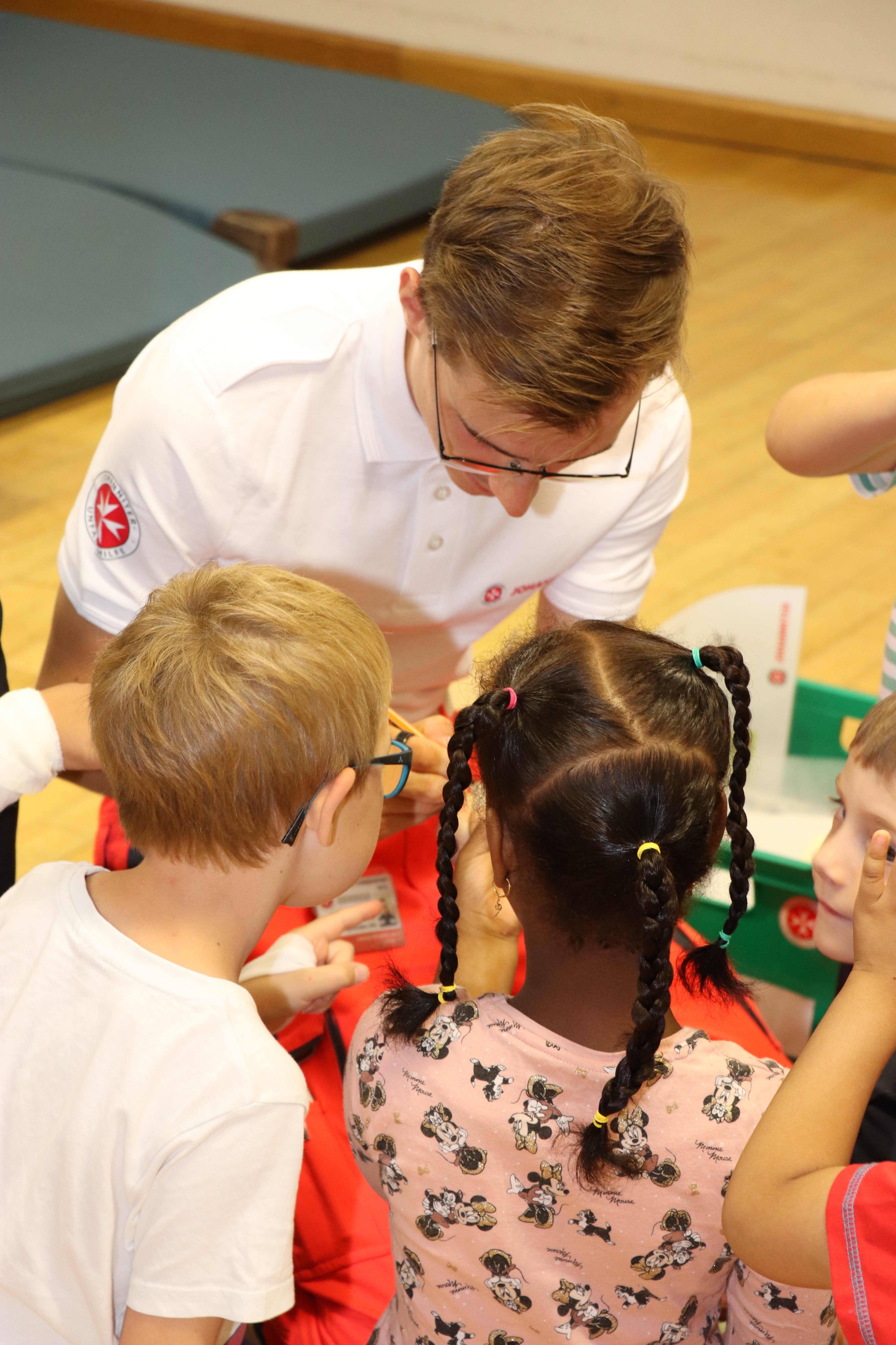 Zum 50. Geburtstag der Johanniter-Unfall-Hilfe Österreich veranstalten die Johanniter Tirol heuer Erste-Hilfe-Workshops in 50 Kindergartengruppen in insgesamt 20 Kindergärten in Innsbruck. Die 50 Kurse werden von der Stadt subventioniert, damit die Kinder kostenlos dabei sein können. Im Kindergarten Mitterweg (v.l.): Florian Vesely, Birgit Schallhart (Leitung Ausbildung Erste Hilfe), Franz Bittersam (GF Johanniter Tirol), Gemeinderat Benjamin Plach, Sigrun Wiesbauer (Bereichskoordinatorin, Amt für Kinder, Jugend und Generationen) und Monika Schwarz (Leitung KG Mitterweg). Mehr unter www.johanniter.at/tirol/aktuelles/detail/stadt-innsbruck-ermoeglicht-50-erste-hilfe-workshops-fuer-kindergaerten