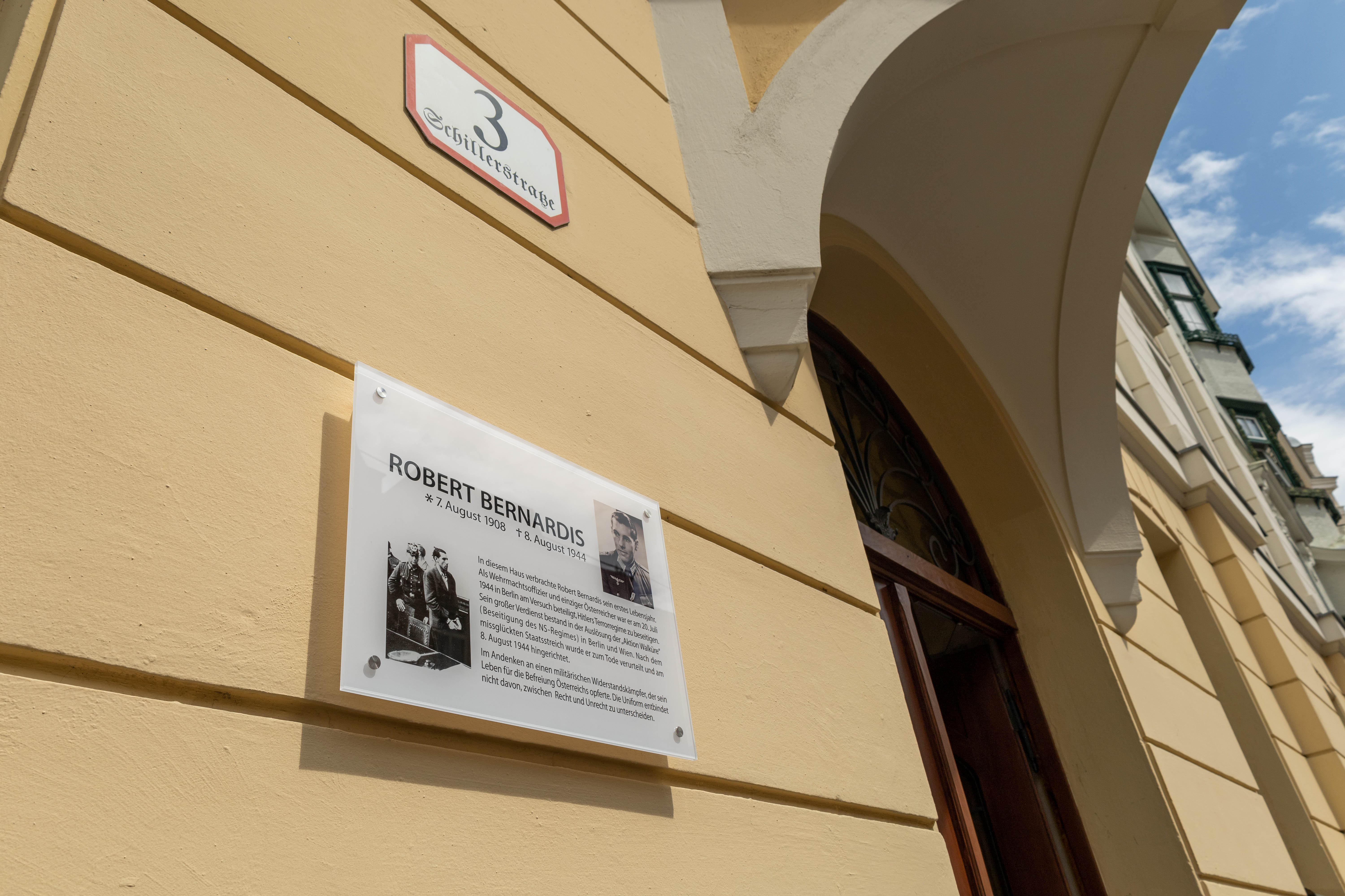 Zum Gedenken an Robert Bernardis hat die Stadt Innsbruck eine Ehrentafel an seiner ehemaligen Wohnadresse in der Schillerstraße 3 angebracht.