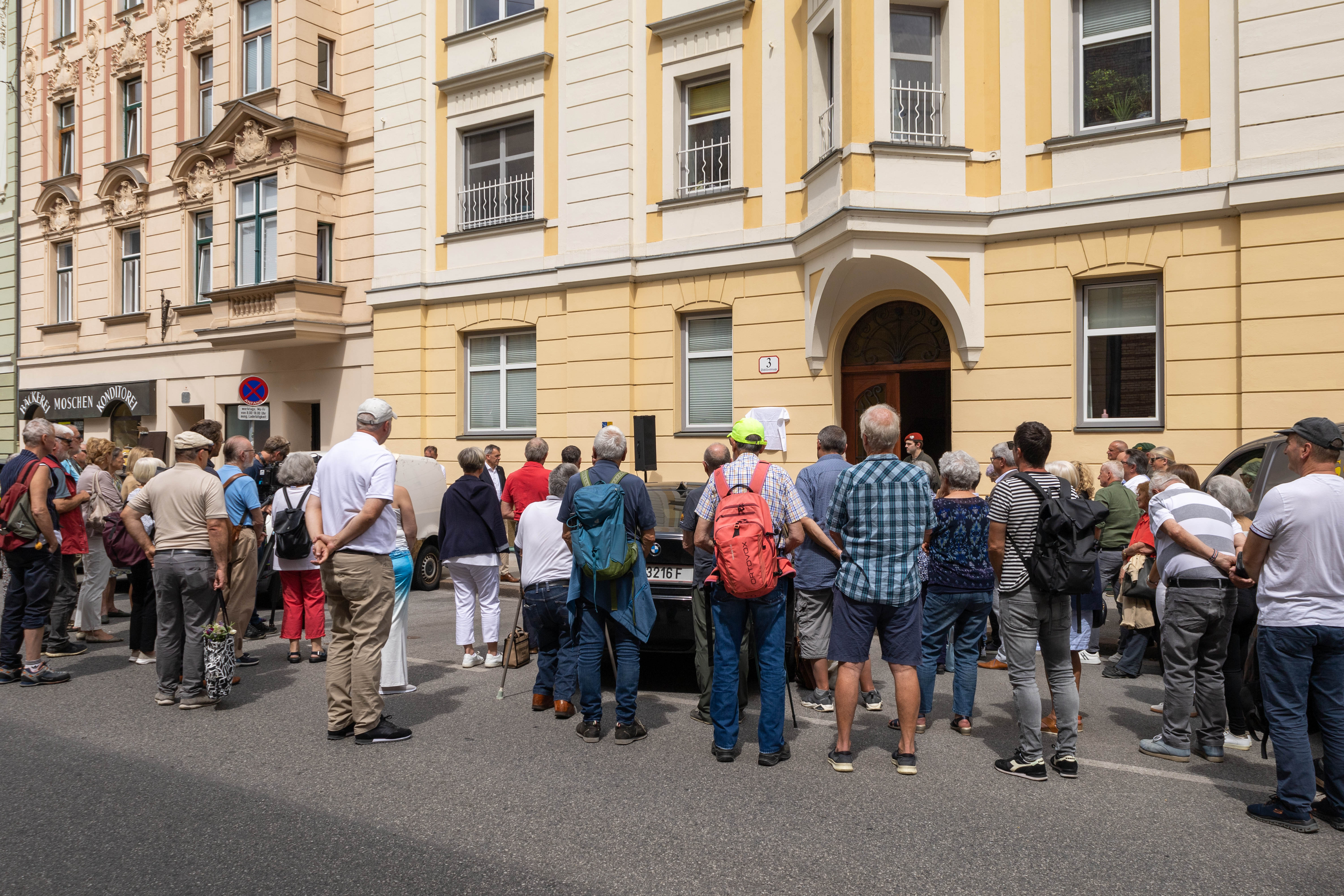 Zahlreiche Menschen, darunter Angehörige, Vertreter aus Politik und Stadtverwaltung sowie des österreichischen Bundesheeres, waren bei der Enthüllung der Ehrentafel in der Schillerstraße 3 anwesend.