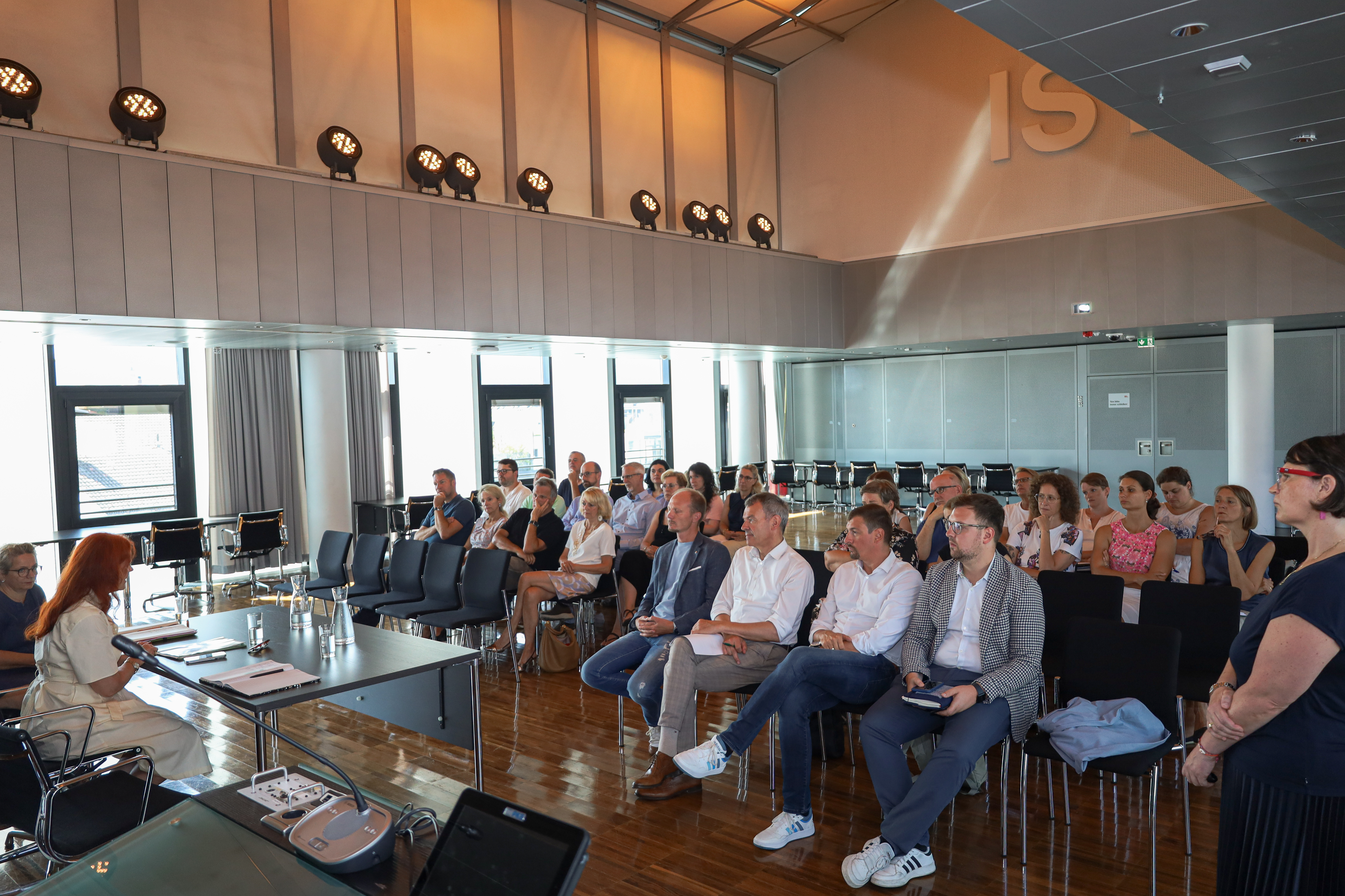 Das Land Tirol hält zusammen mit der Abteilung Pflege und der Stabstelle Strukturentwicklung Pflege am Landesinstitut für Integrierte Versorgung in jedem Tiroler Bezirk einen Pflegestammtisch ab. Dabei tauschen sich ExpertInnen mit VertreterInnen der Politik rund ums Thema „Pflege“ aus.  Der Pflegestammtisch für Innsbruck wurde am 12. August 2024 im Plenarsaal des Innsbrucker Rathauses von Landesrätin Cornelia Hagele abgehalten. Der Bürgermeister der Stadt Innsbruck, Johannes Anzengruber, und der ressortzuständige Vizebürgermeister Georg Willi waren ebenfalls anwesend und beteiligten sich an der regen Diskussion. Inhaltlich wurden die Themen Kurz- und Langzeitpflege, die Unterstützung bei der familiären Pflege, die angespannte Personalsituation und mögliche gemeinsame Lösungsansätze mit den ExpertInnen aus der Praxis debattiert.