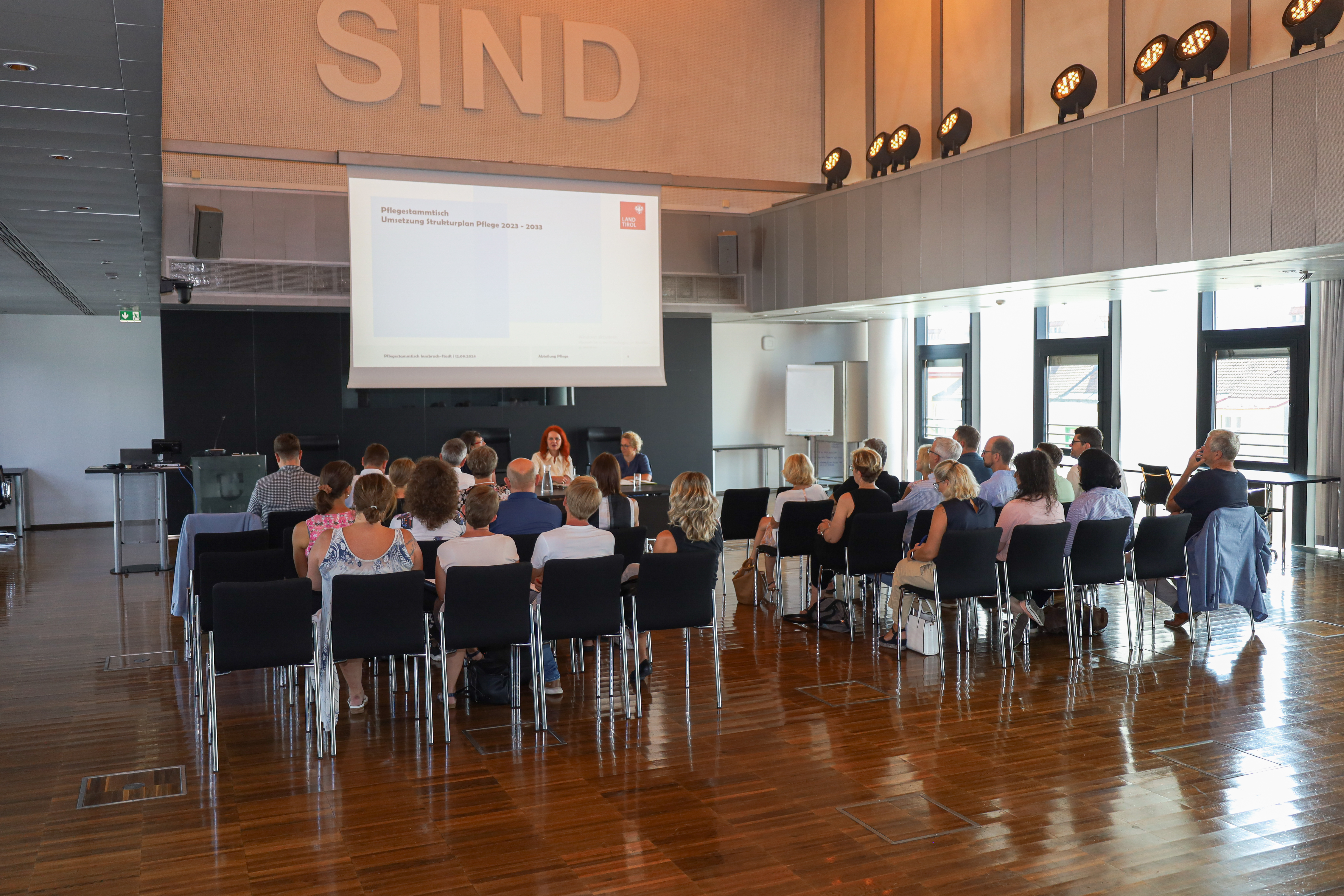 Das Land Tirol hält zusammen mit der Abteilung Pflege und der Stabstelle Strukturentwicklung Pflege am Landesinstitut für Integrierte Versorgung in jedem Tiroler Bezirk einen Pflegestammtisch ab. Dabei tauschen sich ExpertInnen mit VertreterInnen der Politik rund ums Thema „Pflege“ aus.  Der Pflegestammtisch für Innsbruck wurde am 12. August 2024 im Plenarsaal des Innsbrucker Rathauses von Landesrätin Cornelia Hagele abgehalten. Der Bürgermeister der Stadt Innsbruck, Johannes Anzengruber, und der ressortzuständige Vizebürgermeister Georg Willi waren ebenfalls anwesend und beteiligten sich an der regen Diskussion. Inhaltlich wurden die Themen Kurz- und Langzeitpflege, die Unterstützung bei der familiären Pflege, die angespannte Personalsituation und mögliche gemeinsame Lösungsansätze mit den ExpertInnen aus der Praxis debattiert.