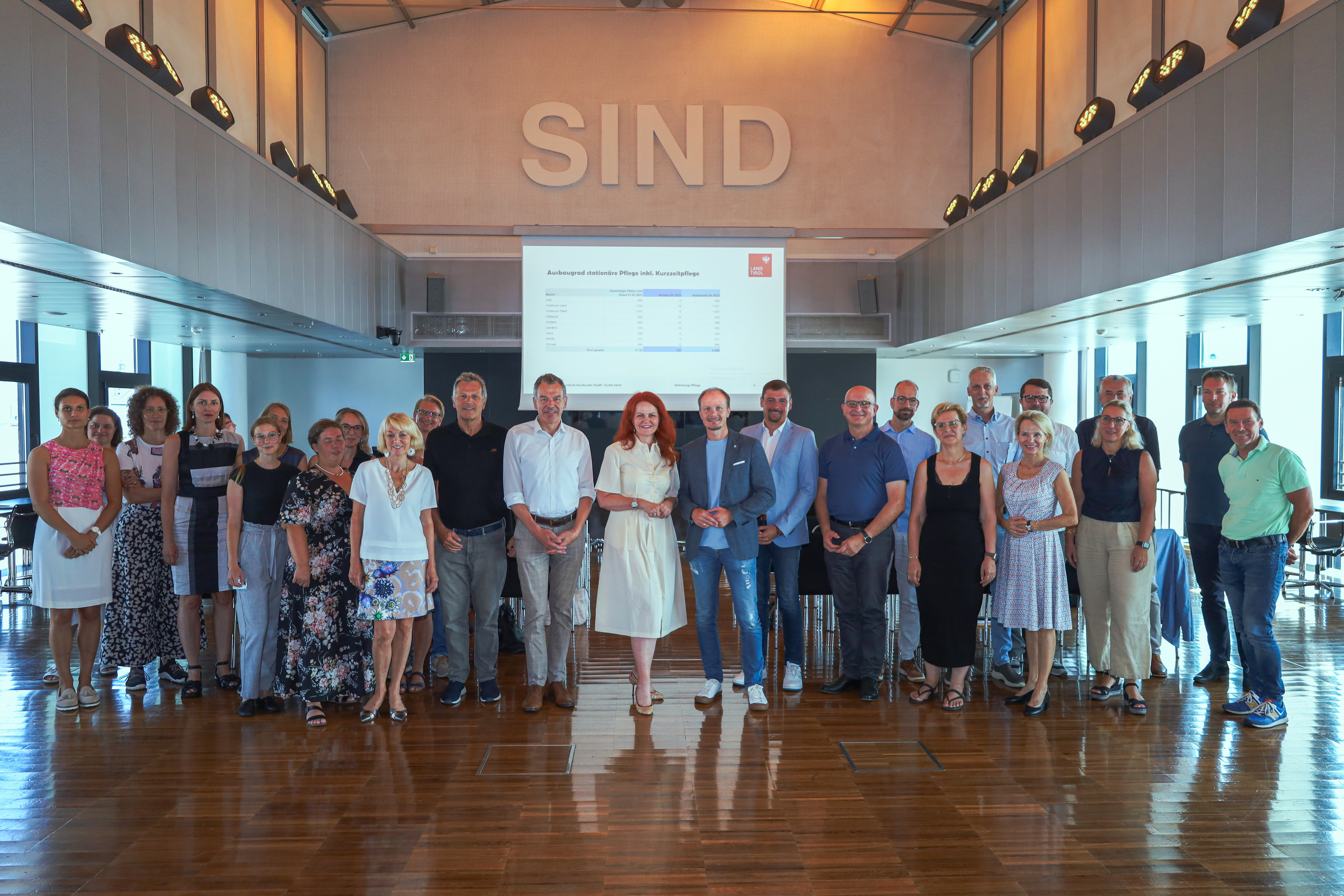 Das Land Tirol hält zusammen mit der Abteilung Pflege und der Stabstelle Strukturentwicklung Pflege am Landesinstitut für Integrierte Versorgung in jedem Tiroler Bezirk einen Pflegestammtisch ab. Dabei tauschen sich ExpertInnen mit VertreterInnen der Politik rund ums Thema „Pflege“ aus.  Der Pflegestammtisch für Innsbruck wurde am 12. August 2024 im Plenarsaal des Innsbrucker Rathauses von Landesrätin Cornelia Hagele abgehalten. Der Bürgermeister der Stadt Innsbruck, Johannes Anzengruber, und der ressortzuständige Vizebürgermeister Georg Willi waren ebenfalls anwesend und beteiligten sich an der regen Diskussion. Inhaltlich wurden die Themen Kurz- und Langzeitpflege, die Unterstützung bei der familiären Pflege, die angespannte Personalsituation und mögliche gemeinsame Lösungsansätze mit den ExpertInnen aus der Praxis debattiert.