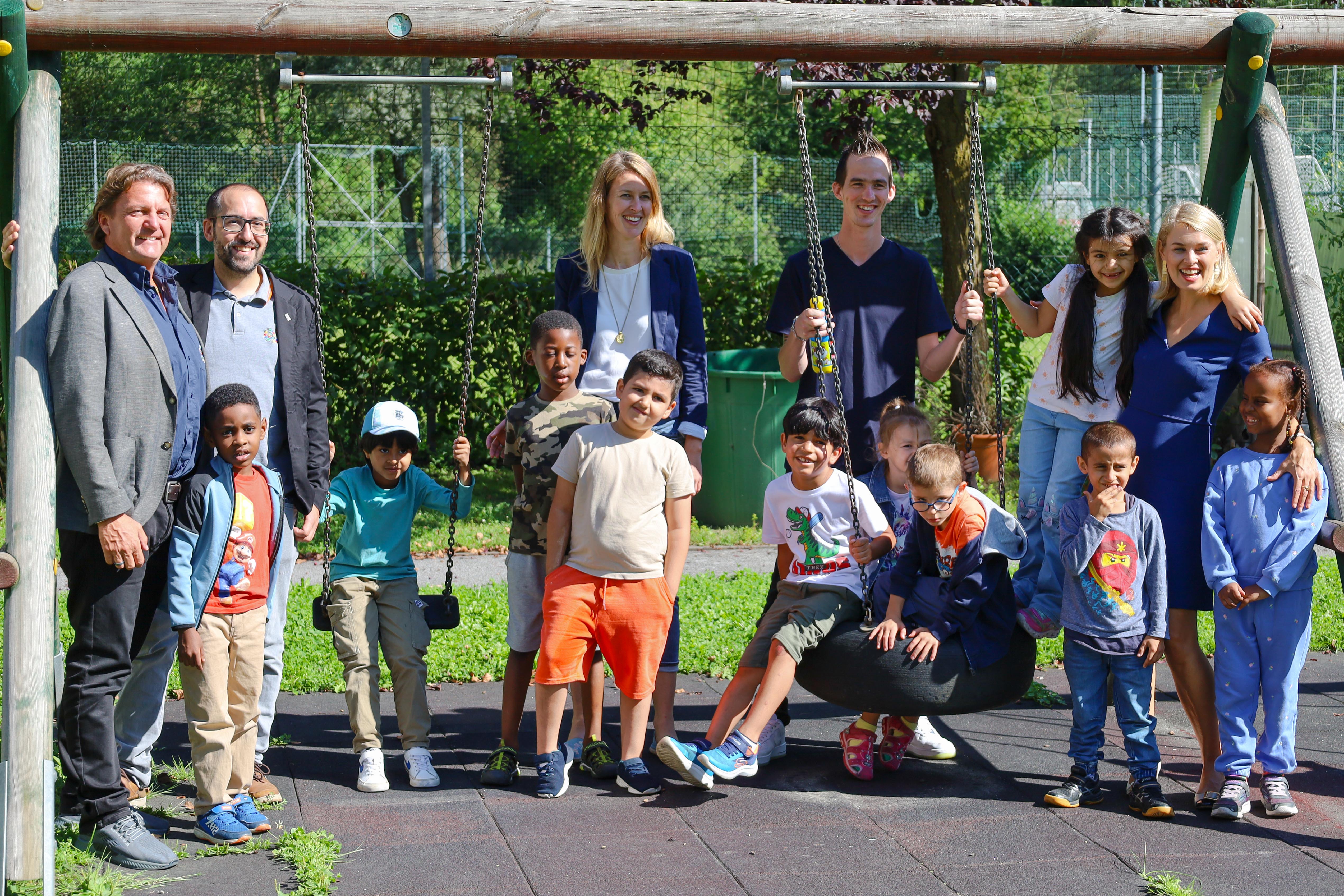 Gemeinsam für einen erfolgreichen Einstieg in die Schule (v.l.): Die Kinder des Kurses „Deutsch im Sommer“ im Kindergarten Hötting-West mit Arnold Gratl (Stv. Landesleiter JRK Tirol), Alexander Sulzenbacher (Leiter JRK-Lernhilfe), Projektleiterin Vero Wörndle und Vizebürgermeisterin Elisabeth Mayr.