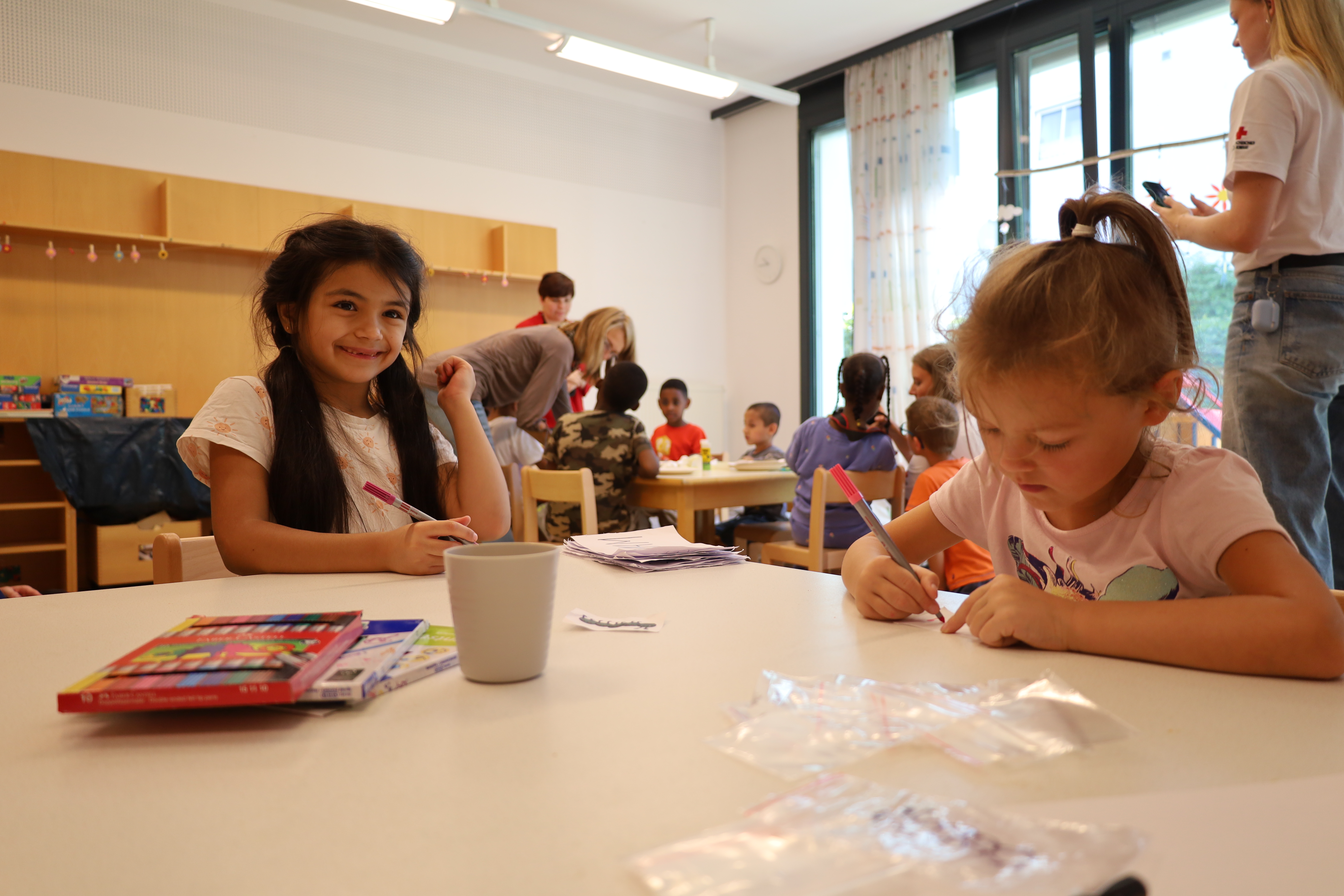 Die Kinder vertiefen ihre Deutschkenntnisse im Sommer, um sich auf die Schule vorzubereiten.