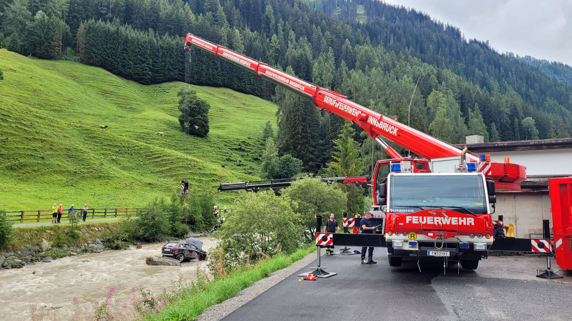 Das Kranfahrzeug der Berufsfeuerwehr kam zum Einsatz.