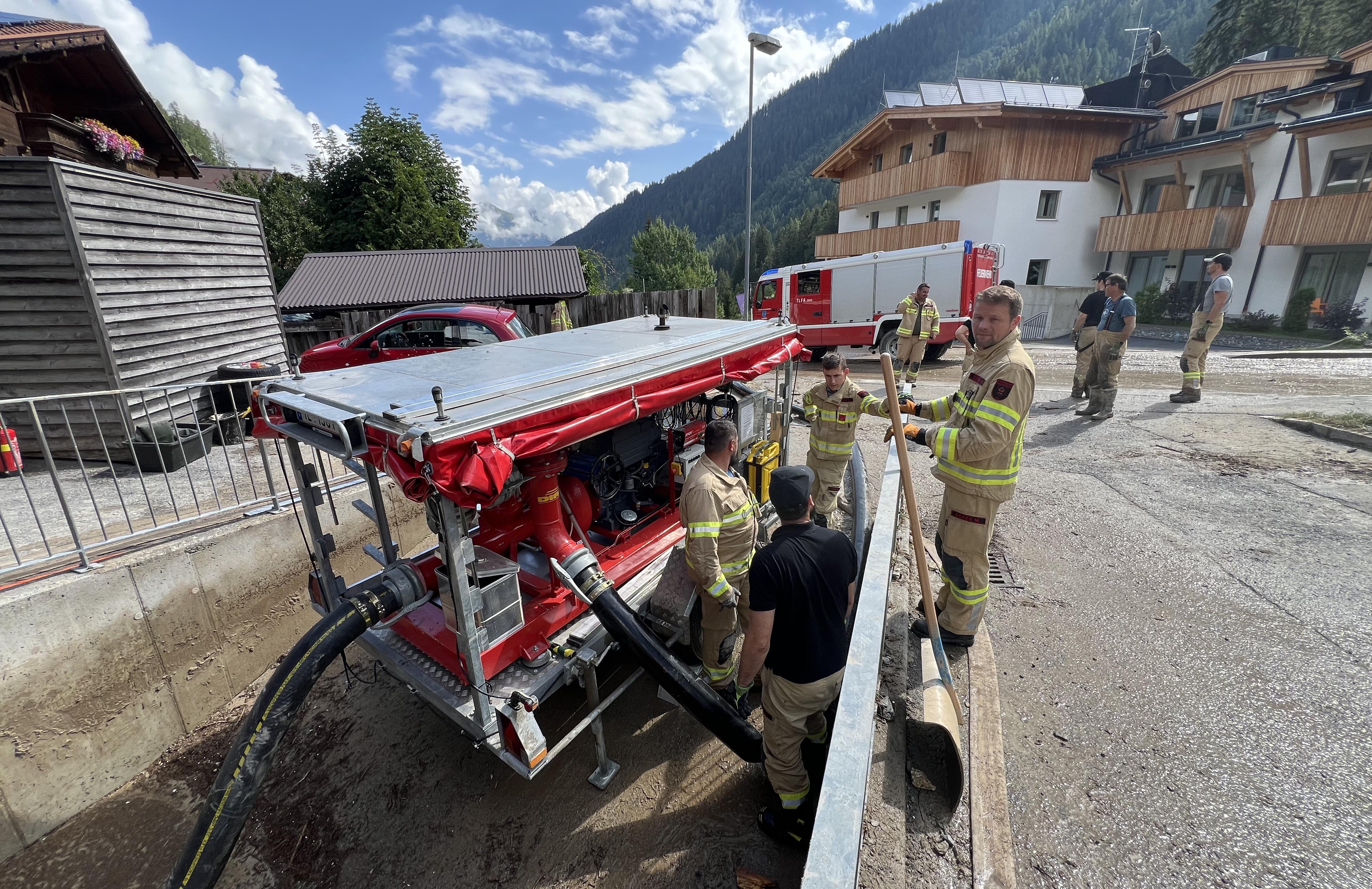 Die Feuerwehr Arzl setzte eine Großpumpe ein.