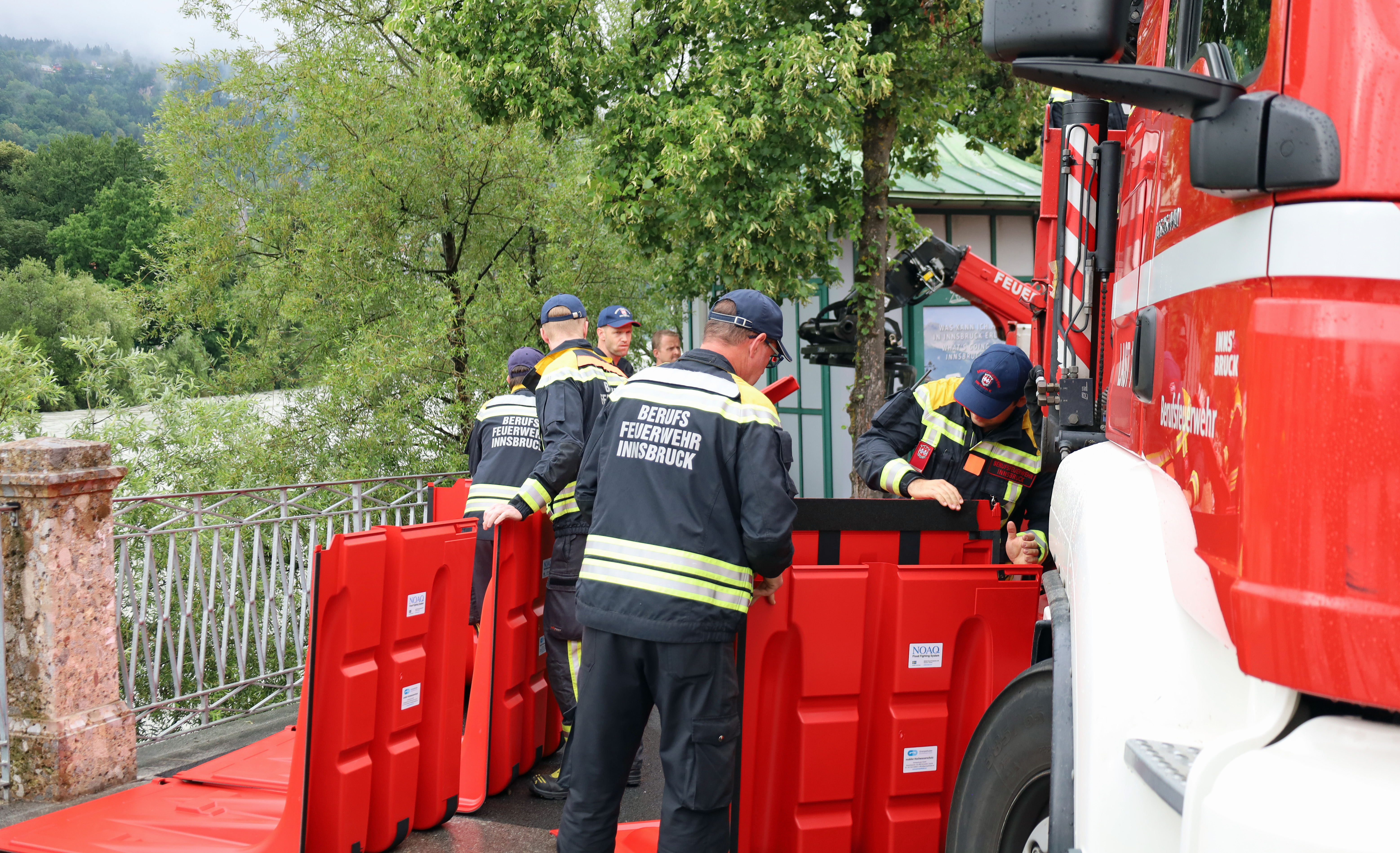 Der neue mobile Hochwasserschutz der Feuerwehr Innsbruck bei einer Übung in der Altstadt.