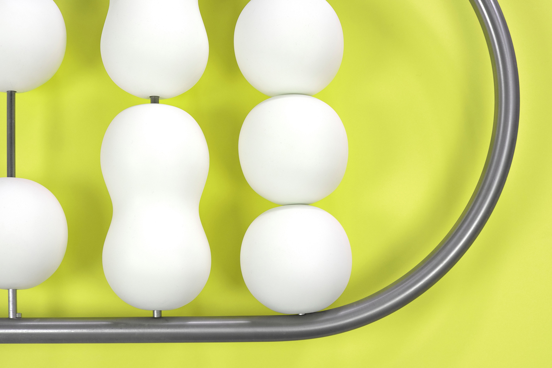 Die Tiroler Künstlerin Anna Lerchbaumer reflektiert in ihren künstlerischen Arbeiten die Beziehungen zwischen Umweltfragen, Mensch und Technologie.