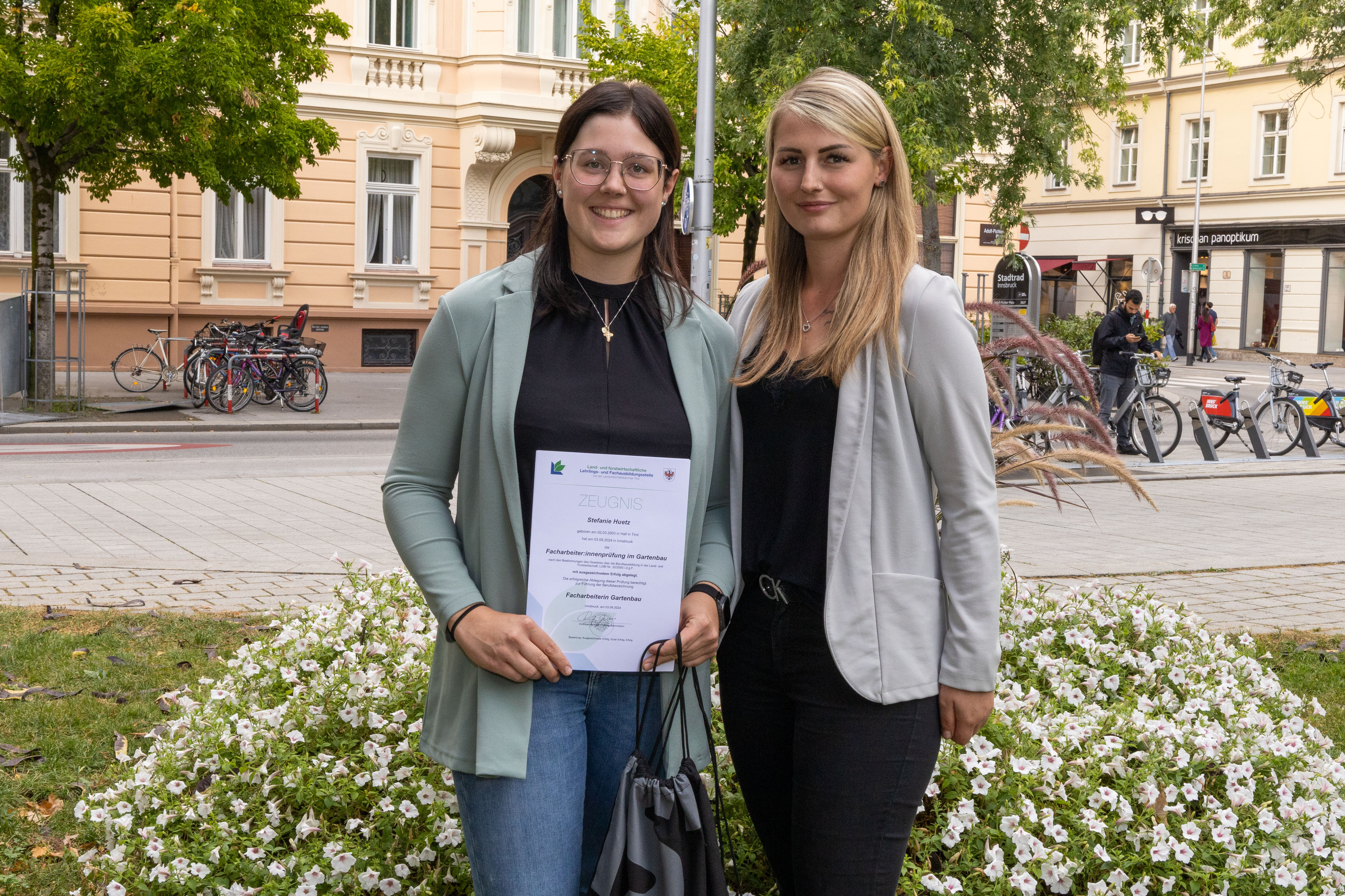 Stefanie Huetz ist seit Januar 2022 als Bedienstete im Stadtmagistrat Innsbruck beschäftigt und setzt ihre Fähigkeiten in der Stadtgärtnerei ein. Zuvor schloss sie ihre Lehre als Floristin erfolgreich ab und entschied sich, ihre berufliche Laufbahn weiterzuentwickeln, indem sie eine zusätzliche Lehrausbildung im Bereich Gartenbau absolvierte. Anfang September konnte die 21-Jährige ihre Fachprüfung im Gartenbau mit Auszeichnung bestehen. Zu diesem herausragenden Erfolg gratulierten ihr Bürgermeister Johannes Anzengruber, Personalamtsleiterin Milka Peraic-Rasic (l.) ihre Ausbilderin Ramona Prinoth (r.) sowie die Lehrlingsbeauftragte der Stadt Innsbruck, Sabine Floßmann, herzlich.