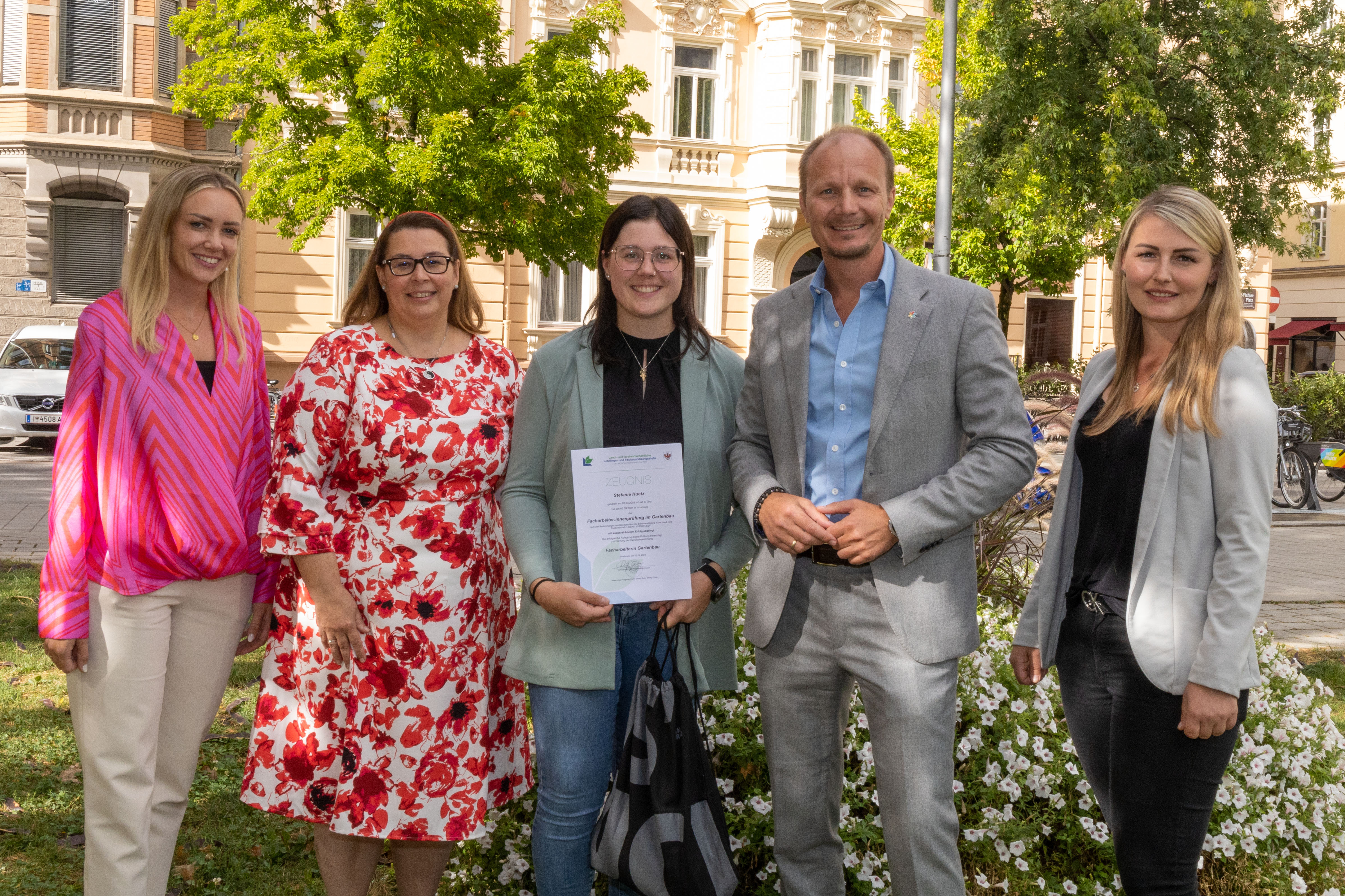 Stefanie Huetz ist seit Januar 2022 als Bedienstete im Stadtmagistrat Innsbruck beschäftigt und setzt ihre Fähigkeiten in der Stadtgärtnerei ein. Zuvor schloss sie ihre Lehre als Floristin erfolgreich ab und entschied sich, ihre berufliche Laufbahn weiterzuentwickeln, indem sie eine zusätzliche Lehrausbildung im Bereich Gartenbau absolvierte. Anfang September konnte die 21-Jährige ihre Fachprüfung im Gartenbau mit Auszeichnung bestehen. Zu diesem herausragenden Erfolg gratulierten ihr Bürgermeister Johannes Anzengruber, Personalamtsleiterin Milka Peraic-Rasic (l.) ihre Ausbilderin Ramona Prinoth (r.) sowie die Lehrlingsbeauftragte der Stadt Innsbruck, Sabine Floßmann, herzlich.