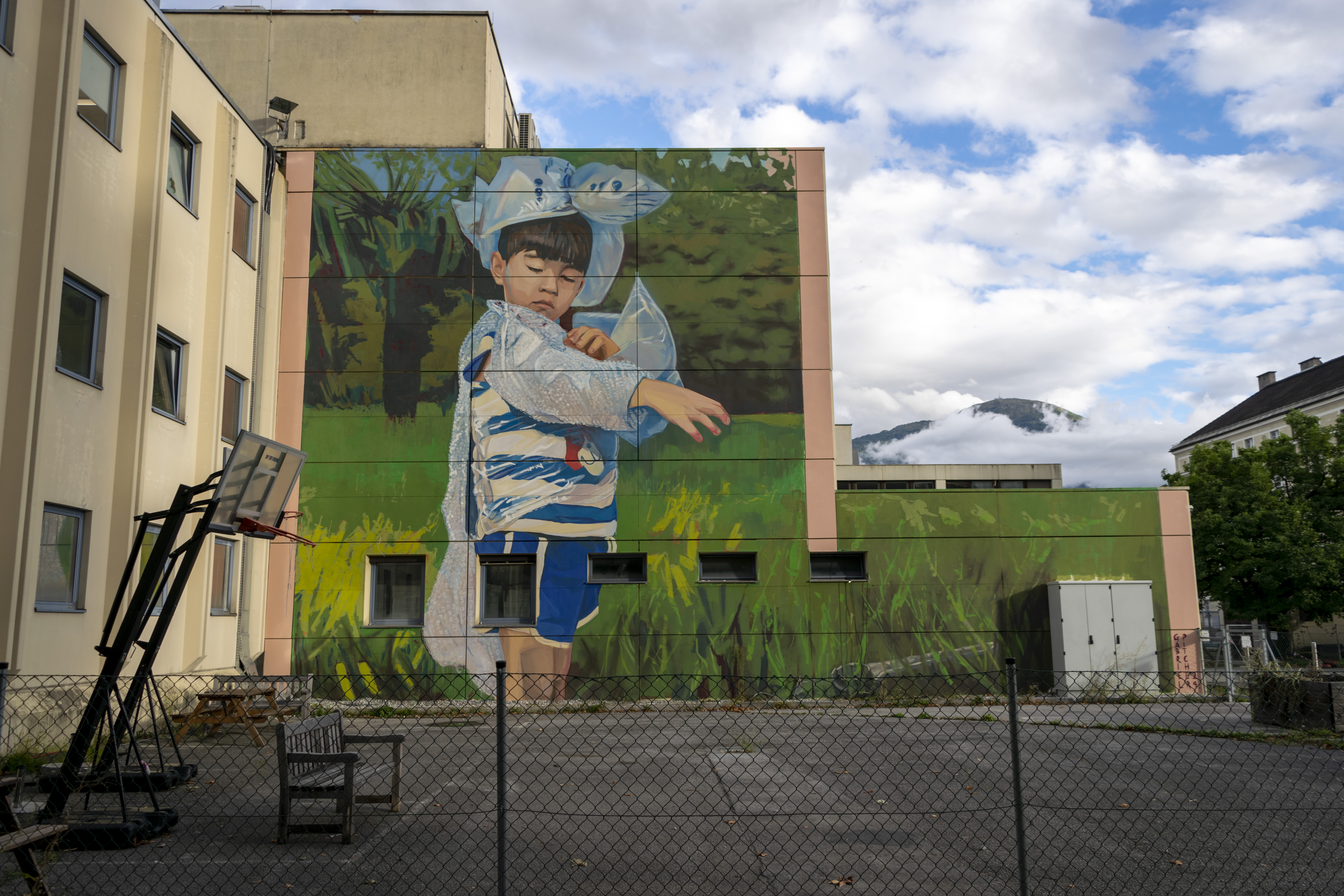 Der Street Art-Künstler Gabriel Pitcher setzte sein Werk „Bubble Cape Hero“ in der Schlachthofgasse 1 in Innsbruck um.