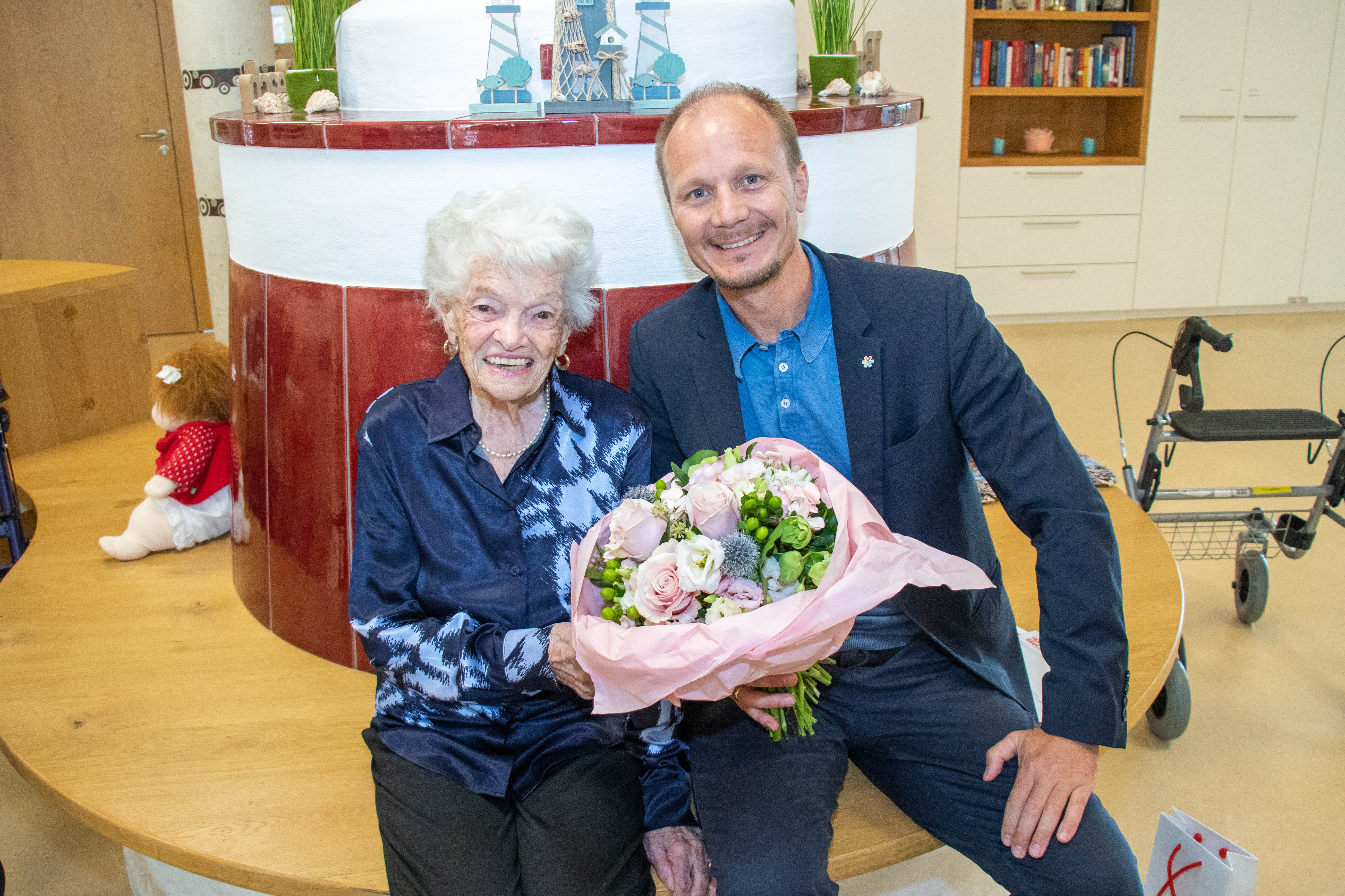 Hildegard Wieser freute sich über den Besuch des Bürgermeisters und den farbenfrohen Blumenstrauß.
