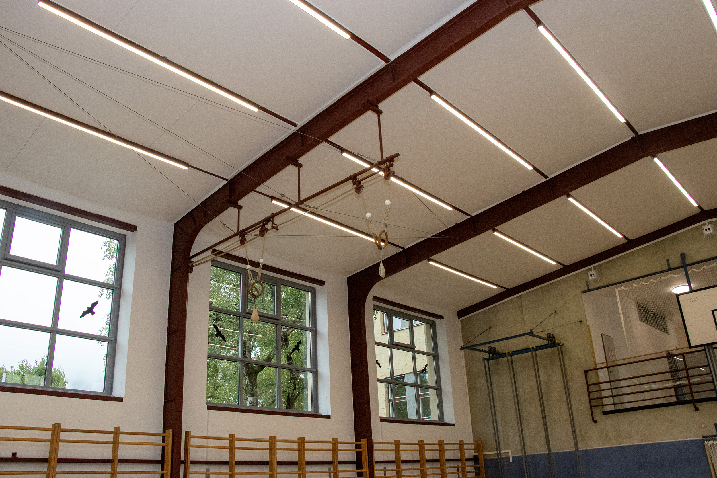 An den Turnhallen der Mittelschulen am Rennerareal wurde für eine neue PV-Anlage am Dach die Tragfähigkeit verstärkt und darüber hinaus die Akustik in der Halle verbessert. Eine besondere Herausforderung ergab sich dabei durch den bestehenden Denkmalschutz.