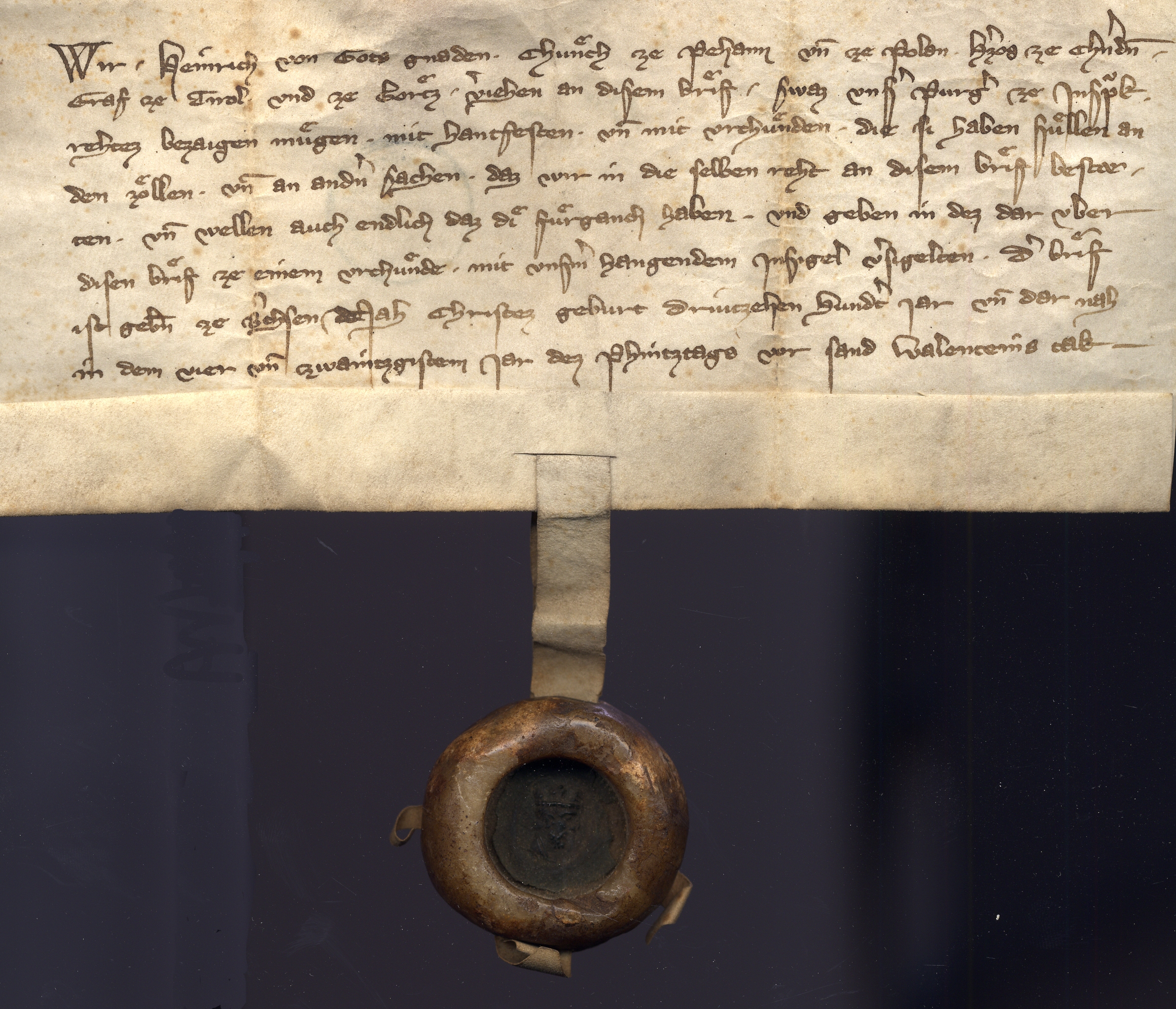 Konfirmationsurkunde von König Heinrich von Böhmen an die Stadt Innsbruck.
In dieser Urkunde bestätigt der König den Innsbrucker Bürgern alle Urkunden, die sie über Zölle und andere damit verbundenen Rechte haben. Das Gemmensiegel von König Heinrich von Böhmen ist mit einer Pergamentpressel der Urkunde angehängt.