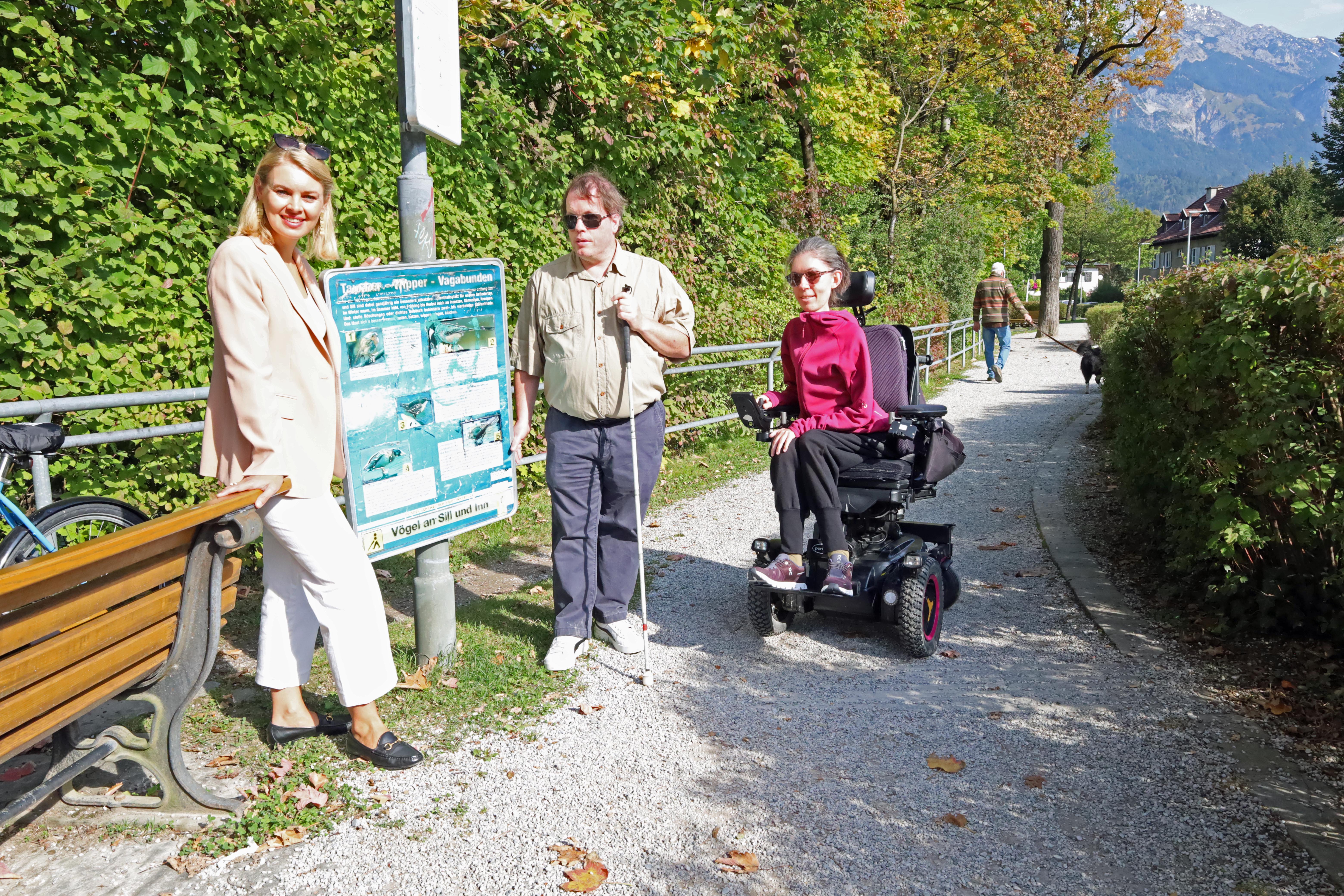 Vizebürgermeisterin Elisabeth Mayr besuchte mit der Vorsitzenden des Behindertenbeirats Julia Golser (re.) und Michael Berger (stv. Vorsitzender BBR) den in die Jahre gekommenen Lehrpfad entlang der Sill. Die Beschilderung wird in nächster Zeit erneuert.