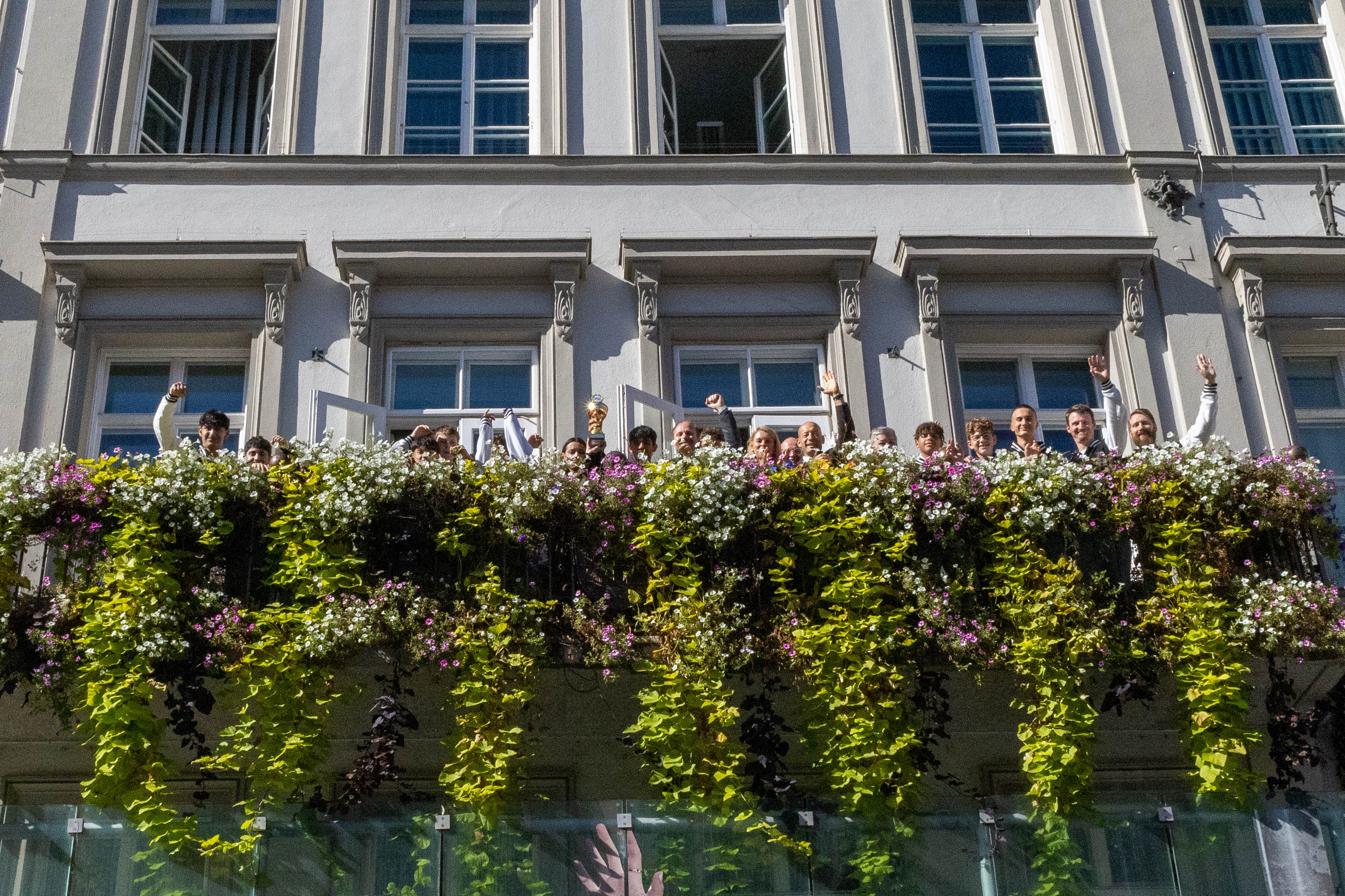 Ein Jubelfoto auf dem Balkon des Innsbrucker Rathauses durfte natürlich nicht fehlen.