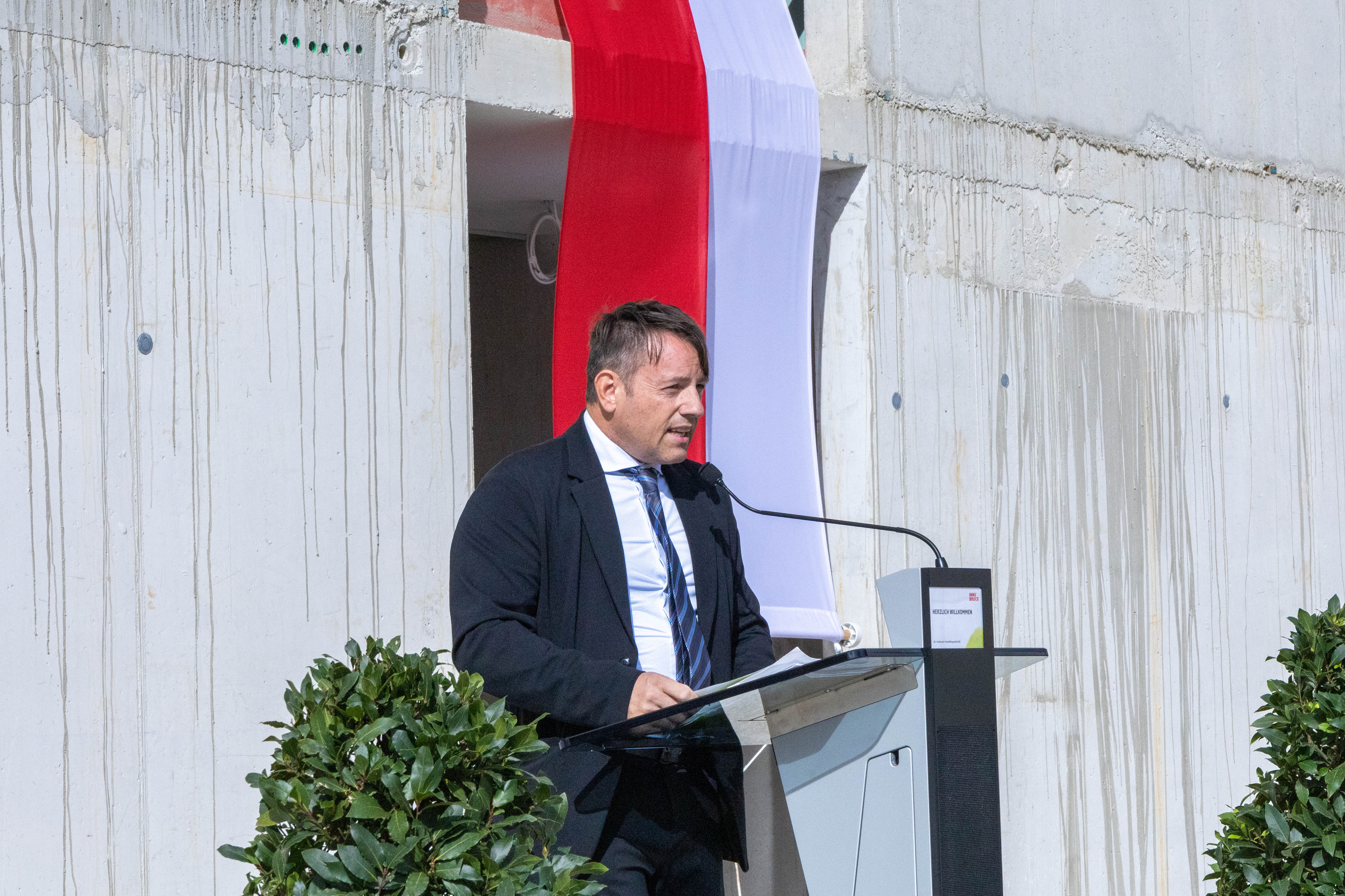 IIG-Chef Franz Danler informierte bei der Firstfeier über technische Details wie Bauweise, Kosten und Energiestandards.