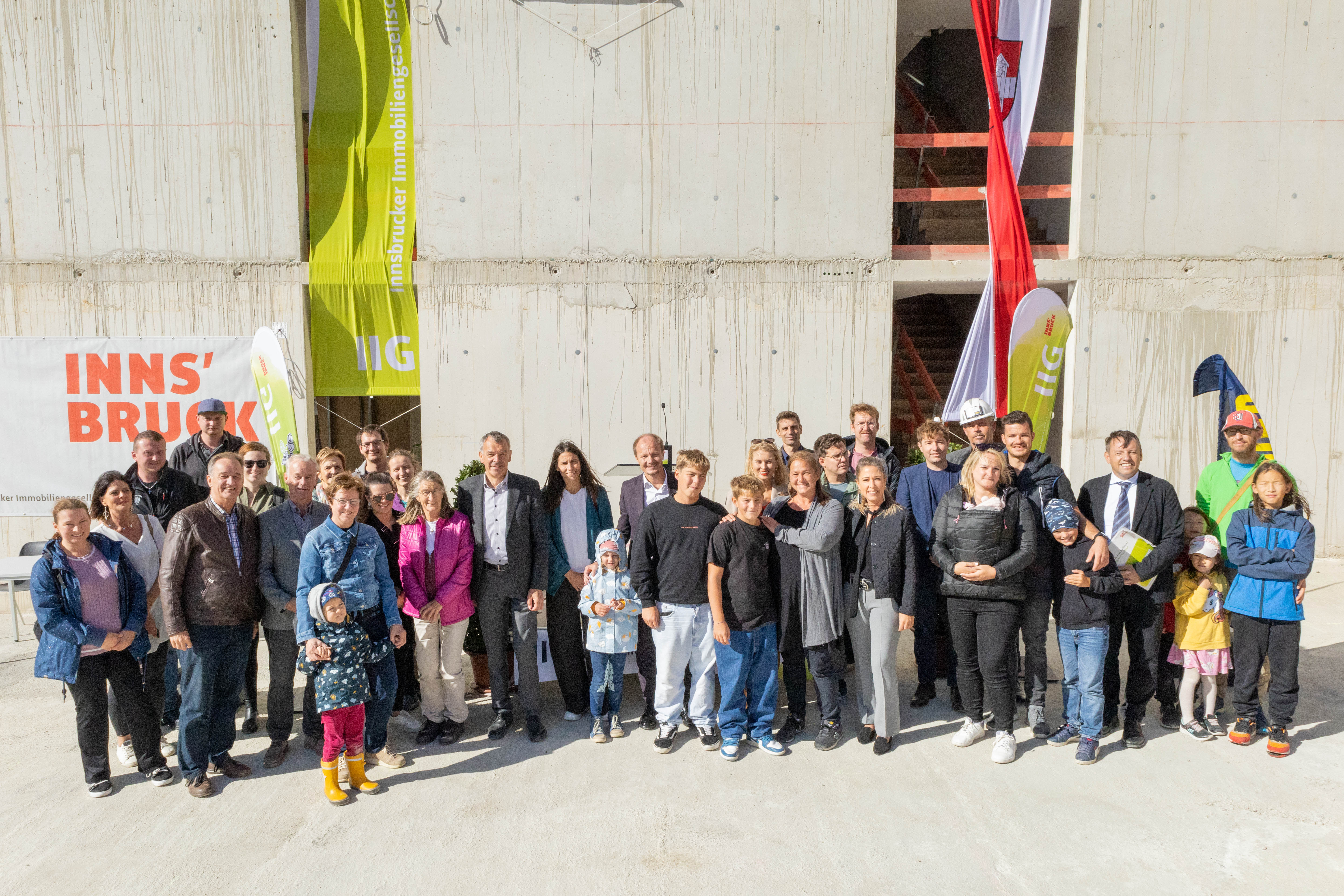 Auch einige der zukünftig dort wohnenden Familien waren bei den Feierlichkeiten vor Ort.