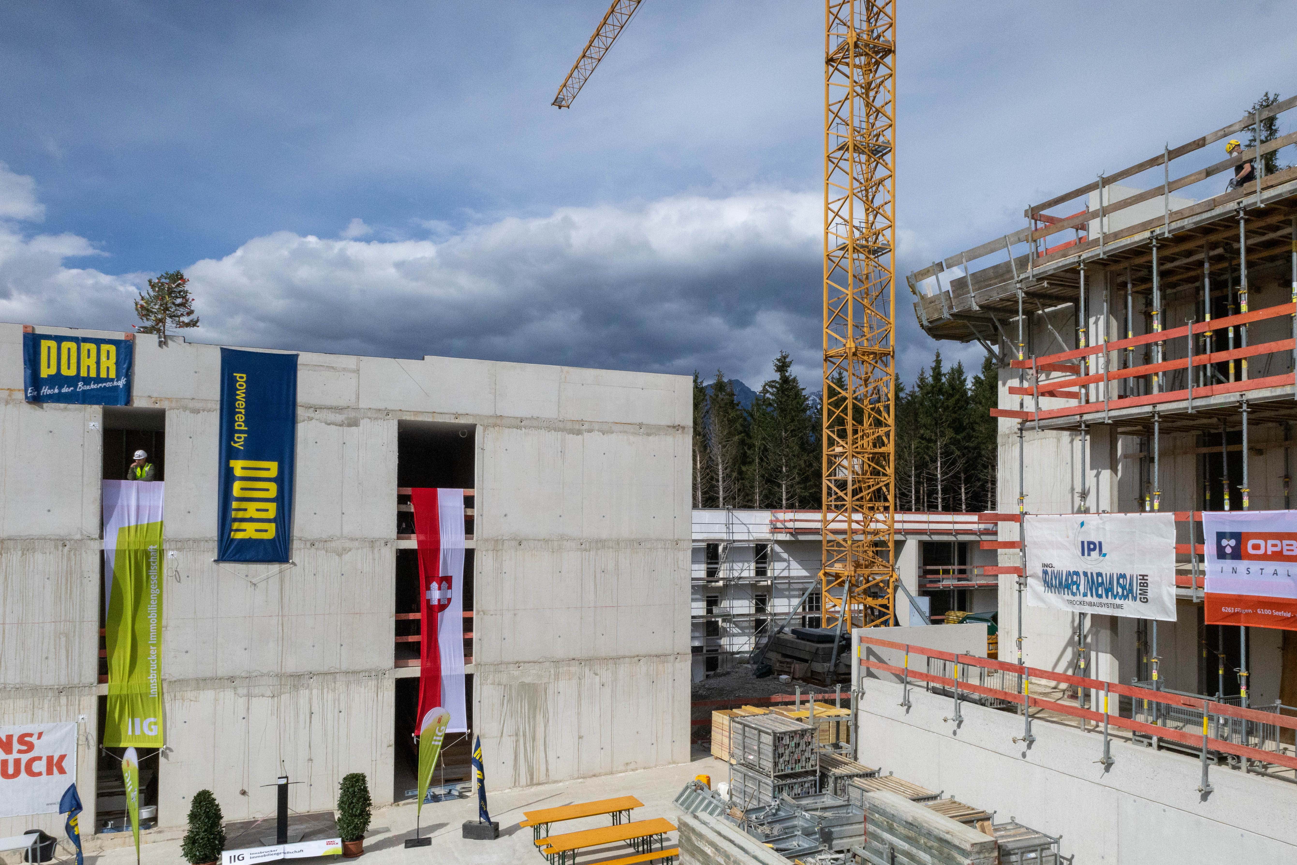 In Igls wird neuer Wohnraum geschaffen: Die Wohnanlage Am Bichl III bietet insgesamt 50 Wohnungen, darunter 33 Miet- und 17 Eigentumswohnungen.