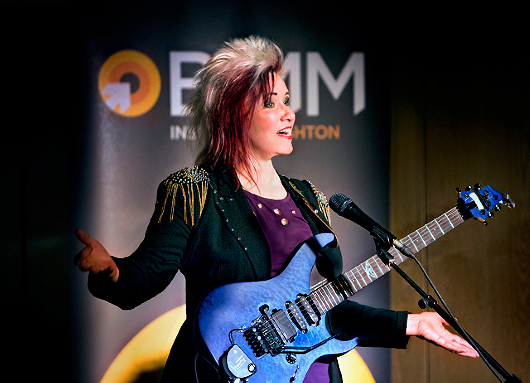 Die Gitarristin Jennifer Batten heizt am 9. Oktober dem Publikum im Treibhaus-Keller ein.