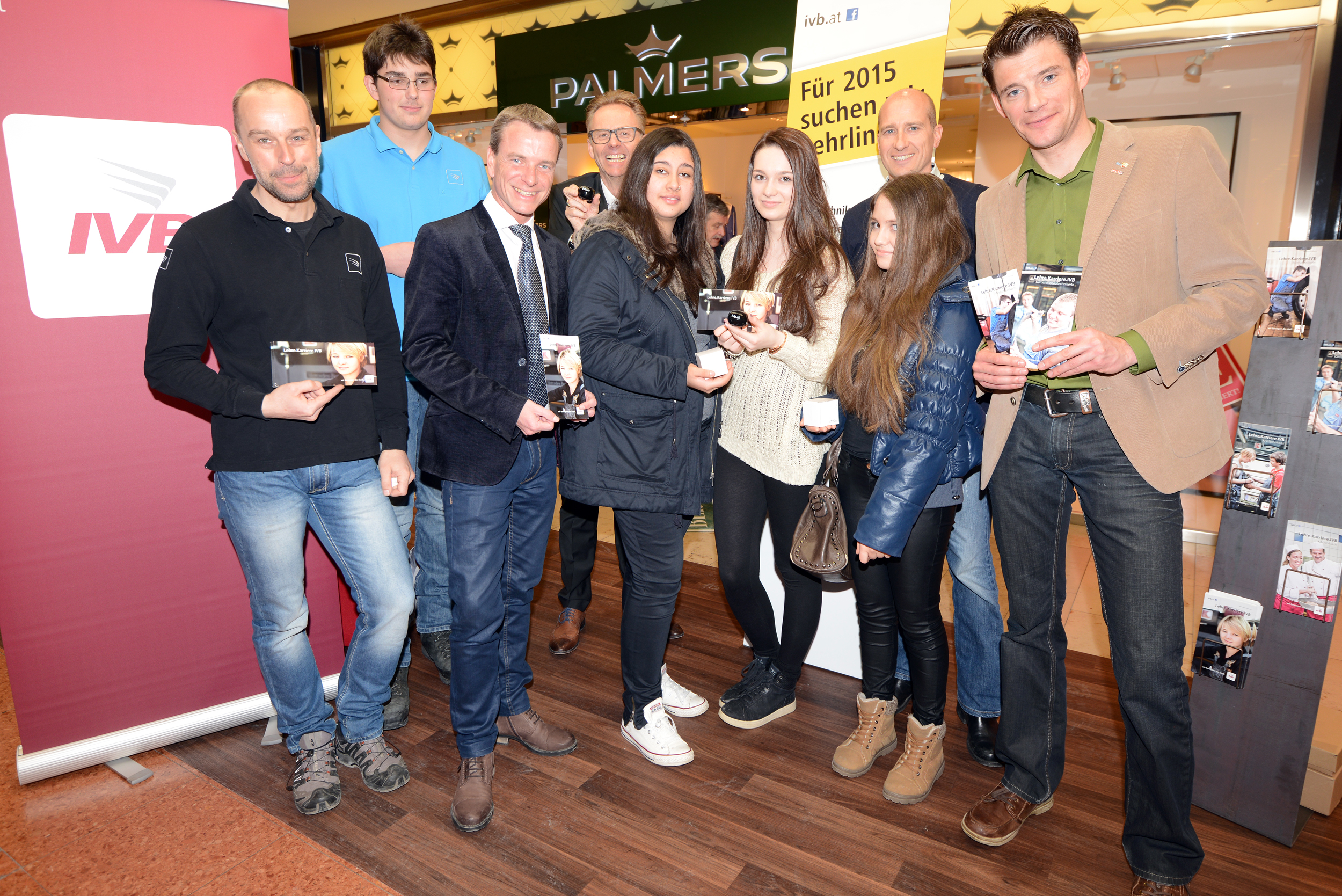 Über 600 Schülerinnen von polytechnischen Schulen besuchten die Berufsinformationsmesse job-time. Auch die Innsbrucker Verkehrsbetrieben (IVB) informierten dort interessierte Jugendliche über Jobmöglichkeiten. Vizebürgermeister Christoph Kaufmann war dabei.