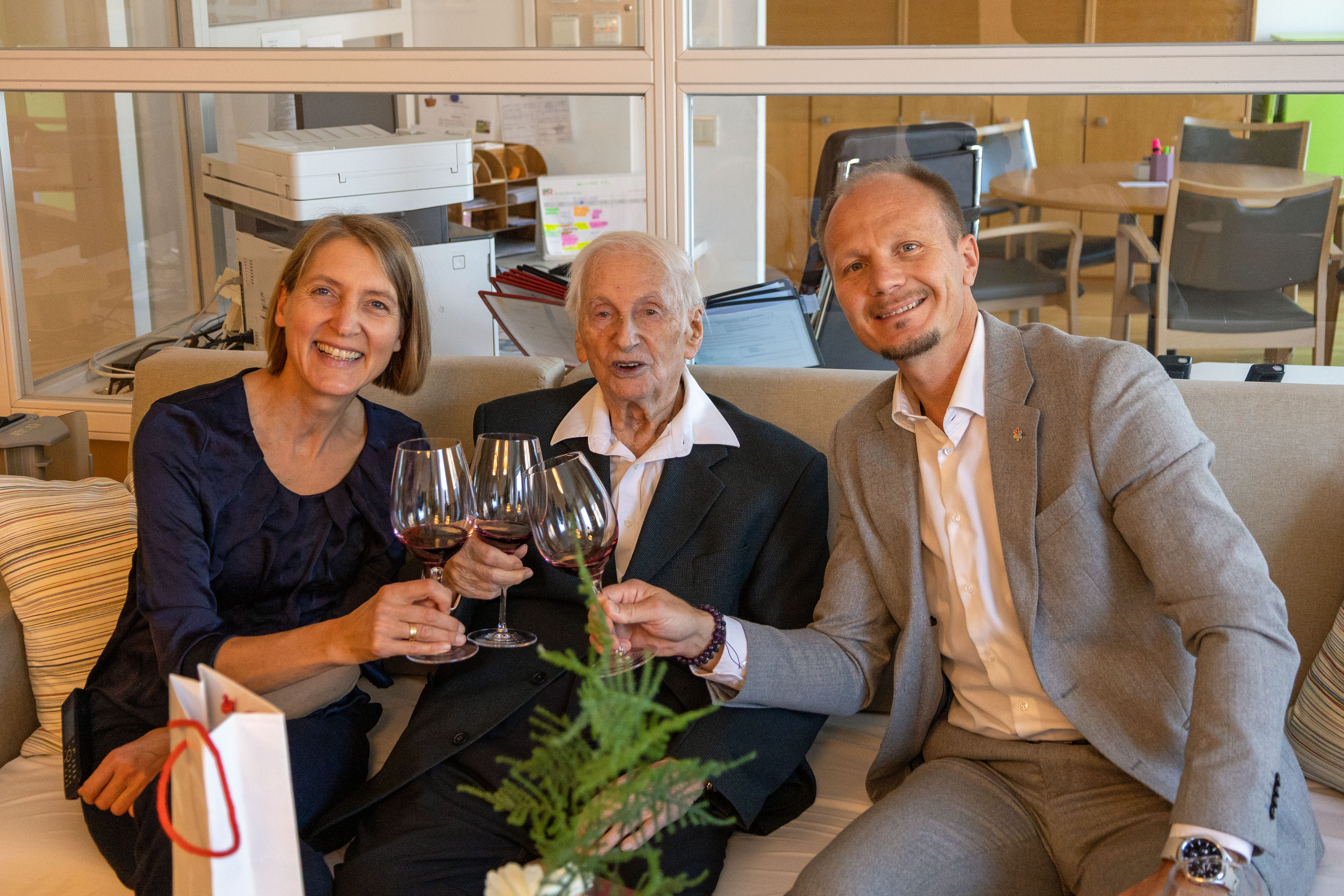 (v.l.n.r.) Heimleiterin Katharina Becke, Jubilar Ludwig Ascher und Bürgermeister Johannes Anzengruber stießen zum Geburtstag gemeinsam an.