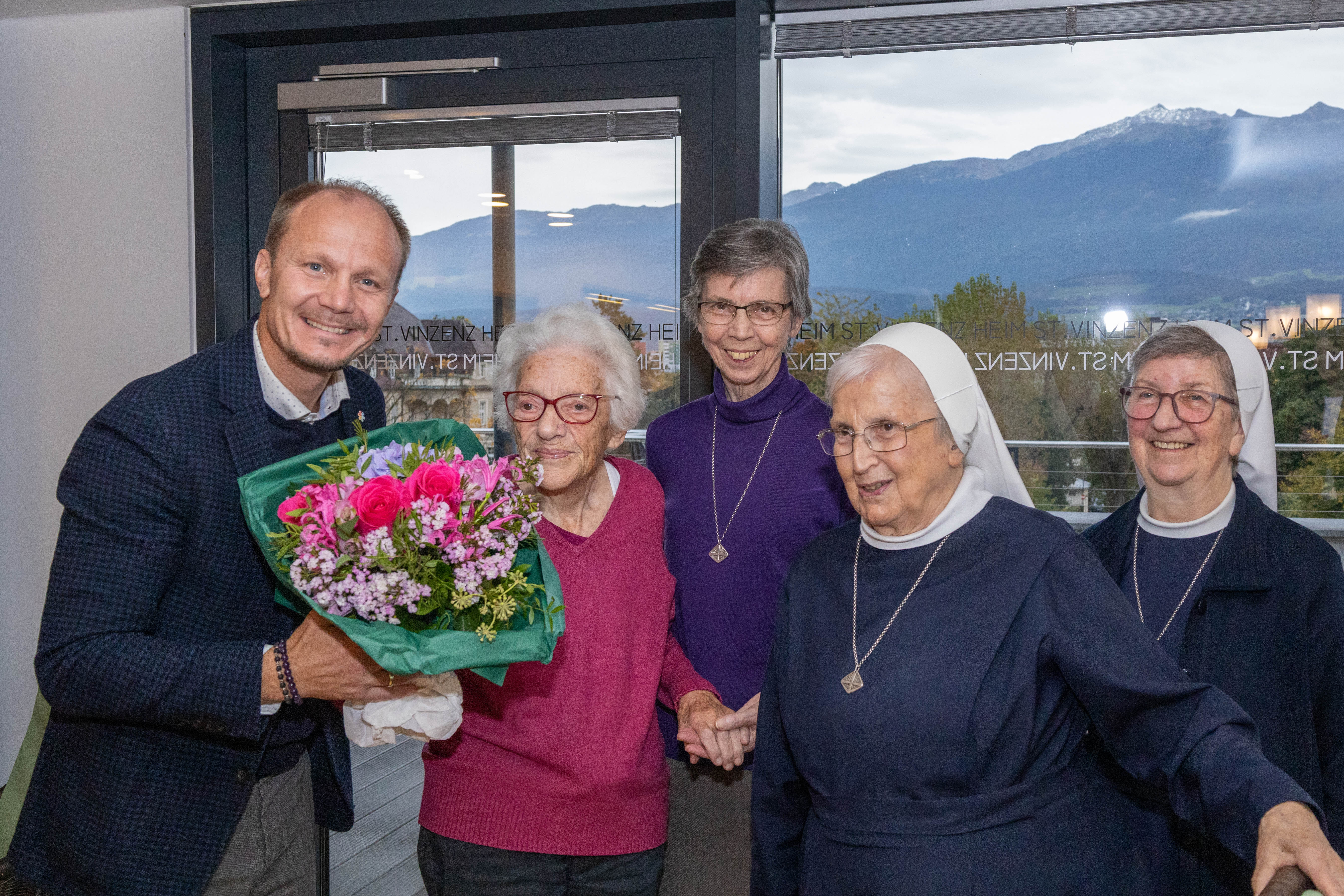Bürgermeister Johannes Anzengruber gratuliert gemeinsam mit Schwester Pauline Thorer, Generaloberin der Barmherzigen Schwestern vom hl. Vinzenz von Paul (3. v. l.), und Schwester Pia Regina Auer, Oberin im Konvent St. Vinzenz (r.), der Innsbruckerin Rosa Zangerle zu ihrem 102. Geburtstag.