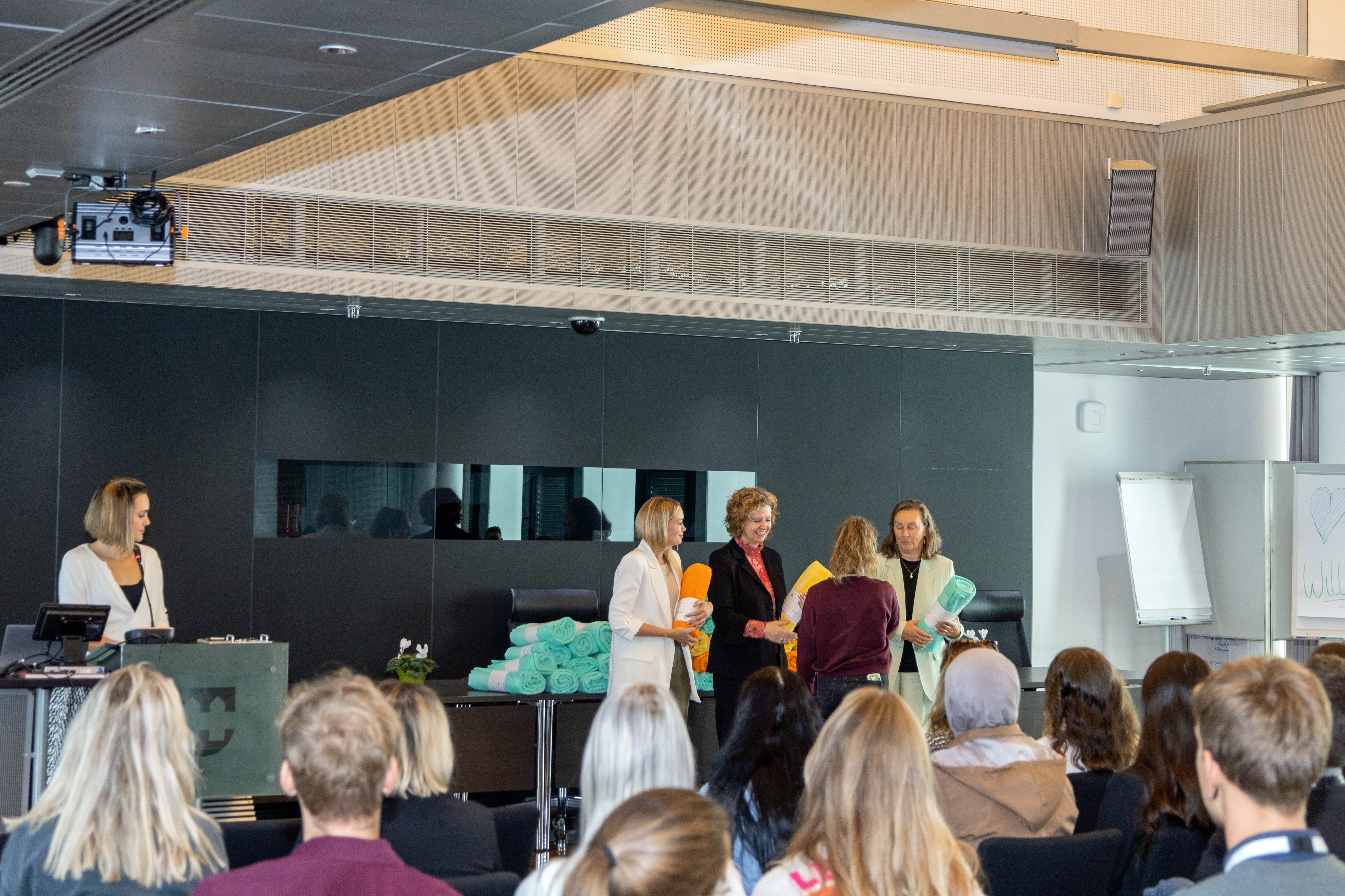 Willkommen im Stadtmagistrat: Neue MitarbeiterInnen erhalten einen herzlichen Empfang bei der regelmäßig stattfindenden Willkommensveranstaltung. Hier hatten die Neuankömmlinge die Gelegenheit, die Abläufe im Magistrat, wie auch die Magistratsdirektorin Gabriele Herlitschka, Personalamtsleiterin Milka Peraic-Rasic und die Obfrau der ZPV/Personalvertretung, Sabine Steffan, kennenzulernen. Als kleines Einstandsgeschenk erhielten die neuen MitarbeiterInnen passend zur Jahreszeit Handtücher in herbstlichen Farben.