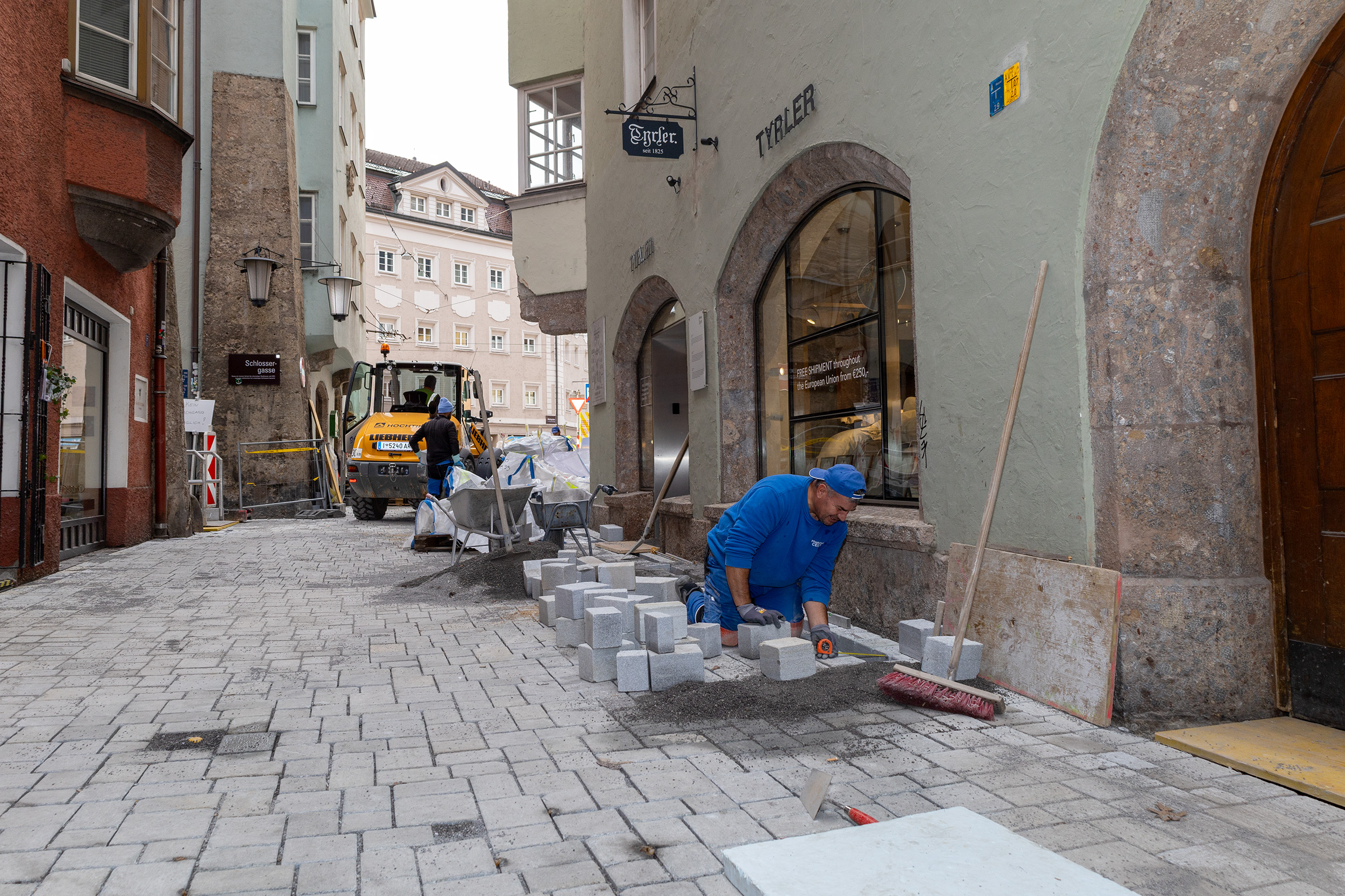 Die Pflasterarbeiten in der Seilergasse gehen in die finale Phase.