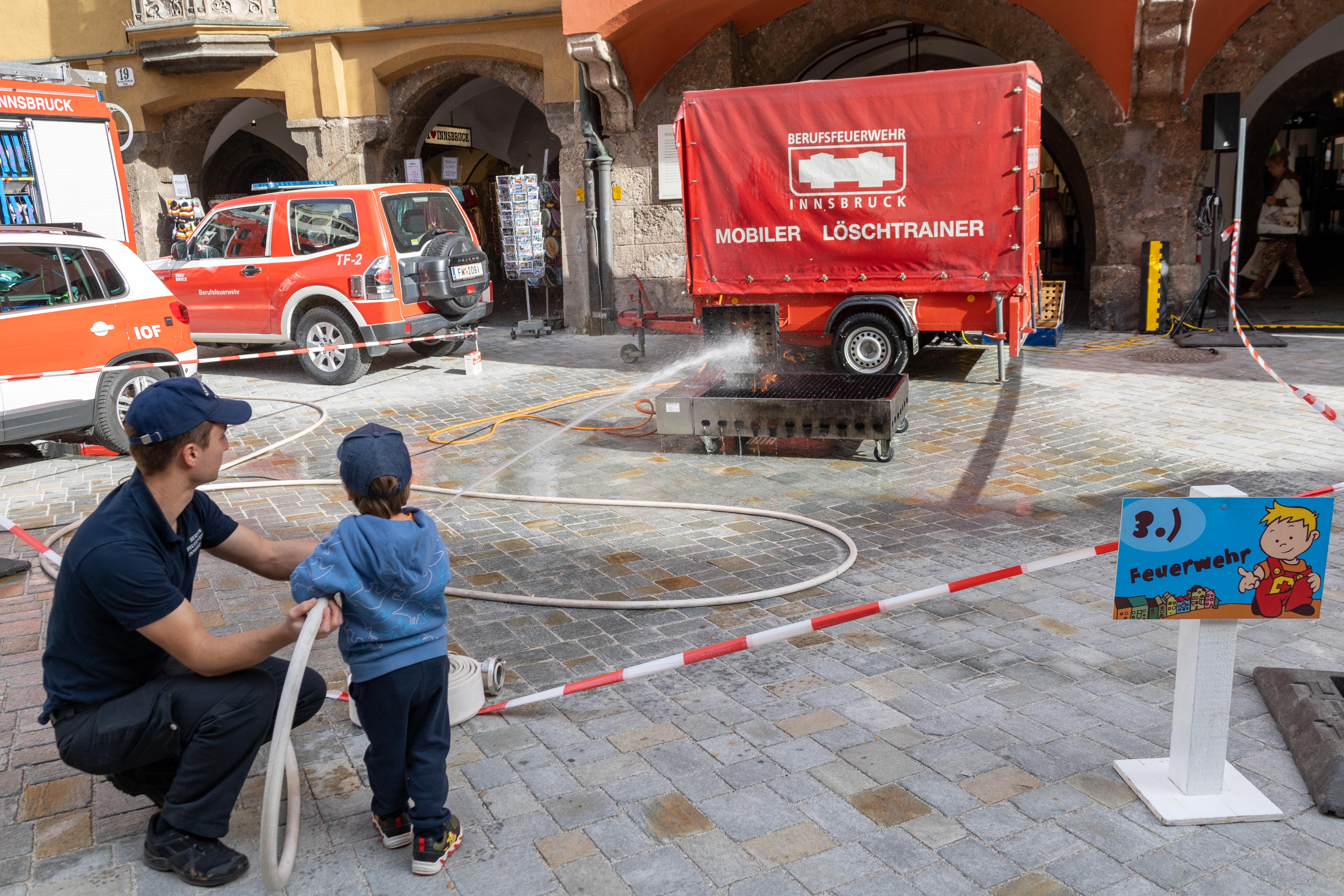 Unter Aufsicht der Berufsfeuerwehr konnten die Kinder ein Löschtraining absolvieren.