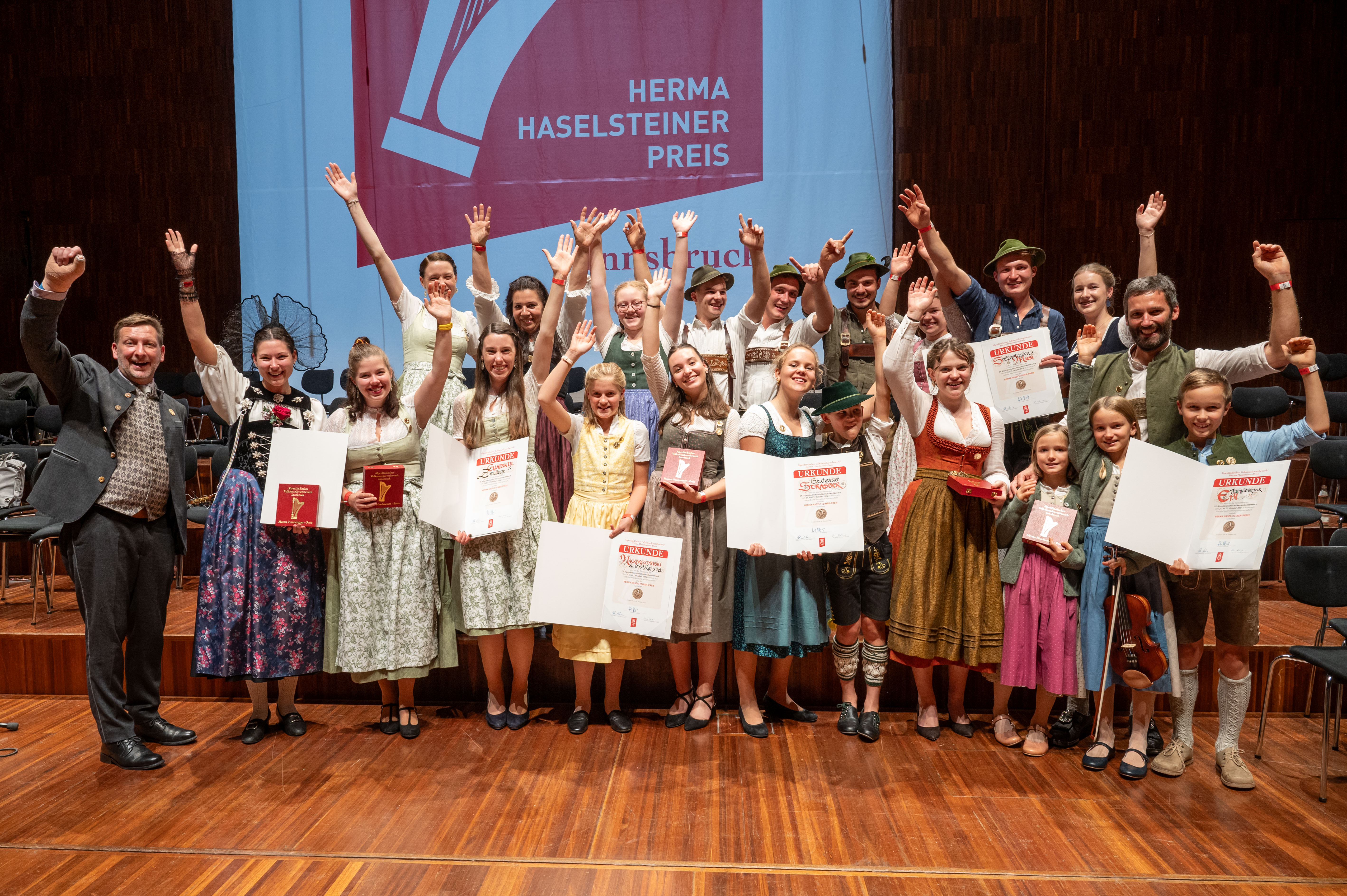 Seit 50 Jahren findet der Alpenländischen Volksmusikwettbewerb in Innsbruck statt. Vergangenes Wochenende war es wieder soweit. MusikantInnen aus dem gesamten Alpenraum brachten Innsbruck zum Klingen. Vom 24. bis 27. Oktober war Innsbruck wieder die Hauptstadt der Alpen in Sachen Volksmusik. 

Alle zwei Jahre treffen sich mehr als 700 junge MusikantInnen und SängerInnen aus vier Ländern – Österreich, Bayern, Südtirol und der Schweiz – um beim wichtigsten internationalen Musikwettbewerb für alpenländische Volksmusik in Europa, dem 25. Alpenländischen Volksmusikwettbewerb (Herma Haselsteiner-Preis), ihr Können zu präsentieren. Beim abschließenden Festabend überreichte Hans Peter Haselsteiner die begehrten Herma-Haselsteiner-Preise.
Diese gingen heuer an die Familienmusik Eßl aus Salzburg, die Geschwister Strasser und die Saitenstraßen Musi aus Bayern, an die Gesangsgruppe Glanschlzwüllinge aus Kärnten, die Gesangssolistin Daria Occhini aus der Schweiz und an die Hackbrettmusig der Landesmusikschule Kitzbühel. Untertags musizierten hunderte VolksmusikantInnen in der Innsbrucker Altstadt und im Congress. 

Der Obmann des Tiroler Volksmusikvereins Peter Margreiter freute sich über den enormen Besucherandrang: „Dass dieses einzigartige Volksmusikfest auch nach 50 Jahren so eine riesige Anziehungskraft ausstrahlt, macht uns als Veranstalter sehr stolz und wir freuen uns die lebendige Kulturlandschaft Innsbrucks mit erlesener Volksmusik bereichern zu dürfen.“ Nach Ende des offiziellen Festabends wurde natürlich noch lange in die Nacht hinein gefeiert und musiziert. Unter den Gästen waren unter anderem Unterstützer und Kulturmäzen Hans Peter Haselsteiner mit seiner Frau Ulli, Landeshauptmann Anton Mattle, LH-Stellv. Josef Geisler, der Bürgermeister der Stadt Innsbruck, Johannes Anzengruber sowie Bischofsvikar Probst Jakob Bürgler.