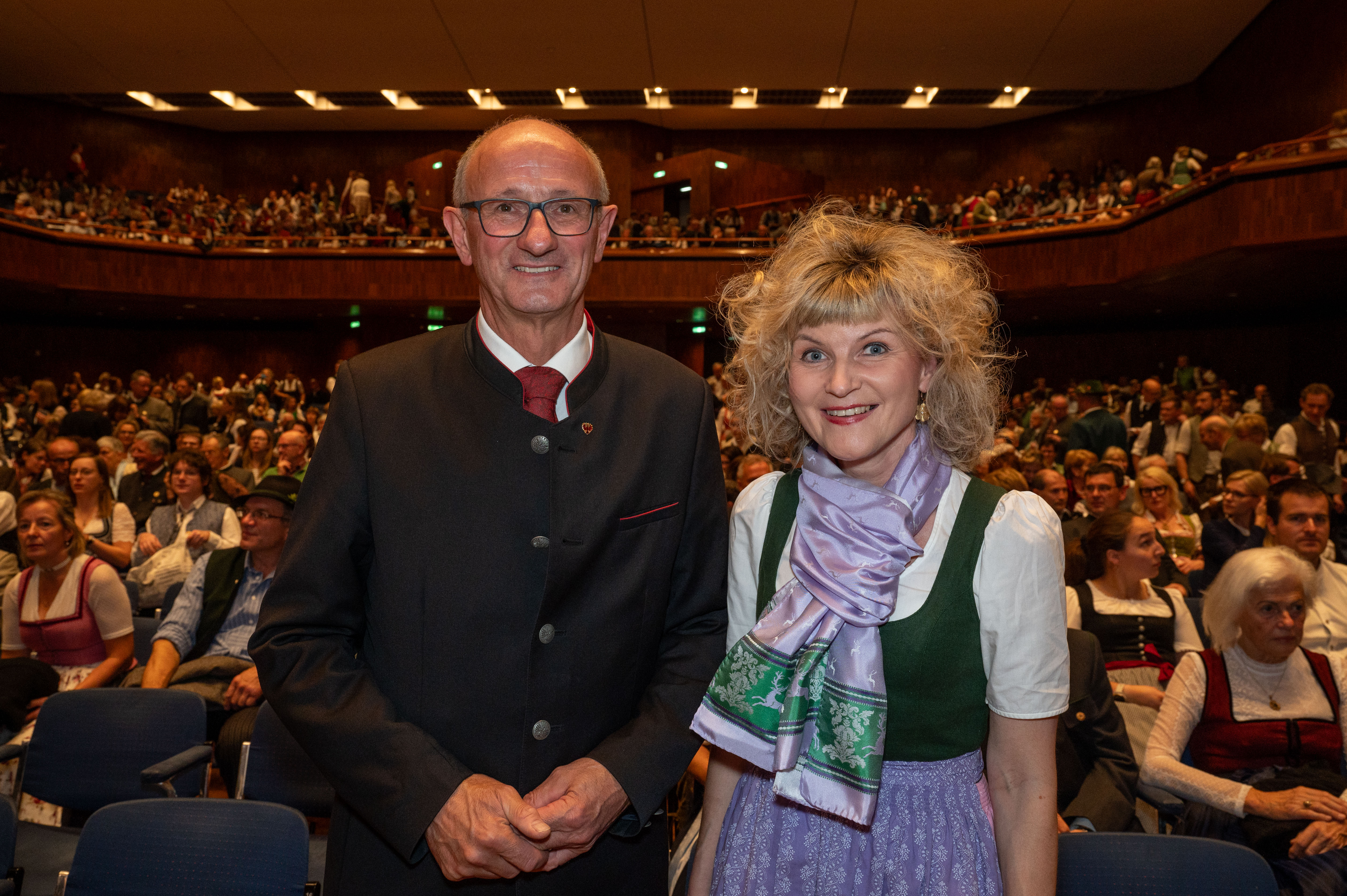 Seit 50 Jahren findet der Alpenländischen Volksmusikwettbewerb in Innsbruck statt. Vergangenes Wochenende war es wieder soweit. MusikantInnen aus dem gesamten Alpenraum brachten Innsbruck zum Klingen. Vom 24. bis 27. Oktober war Innsbruck wieder die Hauptstadt der Alpen in Sachen Volksmusik. 

Alle zwei Jahre treffen sich mehr als 700 junge MusikantInnen und SängerInnen aus vier Ländern – Österreich, Bayern, Südtirol und der Schweiz – um beim wichtigsten internationalen Musikwettbewerb für alpenländische Volksmusik in Europa, dem 25. Alpenländischen Volksmusikwettbewerb (Herma Haselsteiner-Preis), ihr Können zu präsentieren. Beim abschließenden Festabend überreichte Hans Peter Haselsteiner die begehrten Herma-Haselsteiner-Preise.
Diese gingen heuer an die Familienmusik Eßl aus Salzburg, die Geschwister Strasser und die Saitenstraßen Musi aus Bayern, an die Gesangsgruppe Glanschlzwüllinge aus Kärnten, die Gesangssolistin Daria Occhini aus der Schweiz und an die Hackbrettmusig der Landesmusikschule Kitzbühel. Untertags musizierten hunderte VolksmusikantInnen in der Innsbrucker Altstadt und im Congress. 

Der Obmann des Tiroler Volksmusikvereins Peter Margreiter freute sich über den enormen Besucherandrang: „Dass dieses einzigartige Volksmusikfest auch nach 50 Jahren so eine riesige Anziehungskraft ausstrahlt, macht uns als Veranstalter sehr stolz und wir freuen uns die lebendige Kulturlandschaft Innsbrucks mit erlesener Volksmusik bereichern zu dürfen.“ Nach Ende des offiziellen Festabends wurde natürlich noch lange in die Nacht hinein gefeiert und musiziert. Unter den Gästen waren unter anderem Unterstützer und Kulturmäzen Hans Peter Haselsteiner mit seiner Frau Ulli, Landeshauptmann Anton Mattle, LH-Stellv. Josef Geisler, der Bürgermeister der Stadt Innsbruck, Johannes Anzengruber sowie Bischofsvikar Probst Jakob Bürgler.