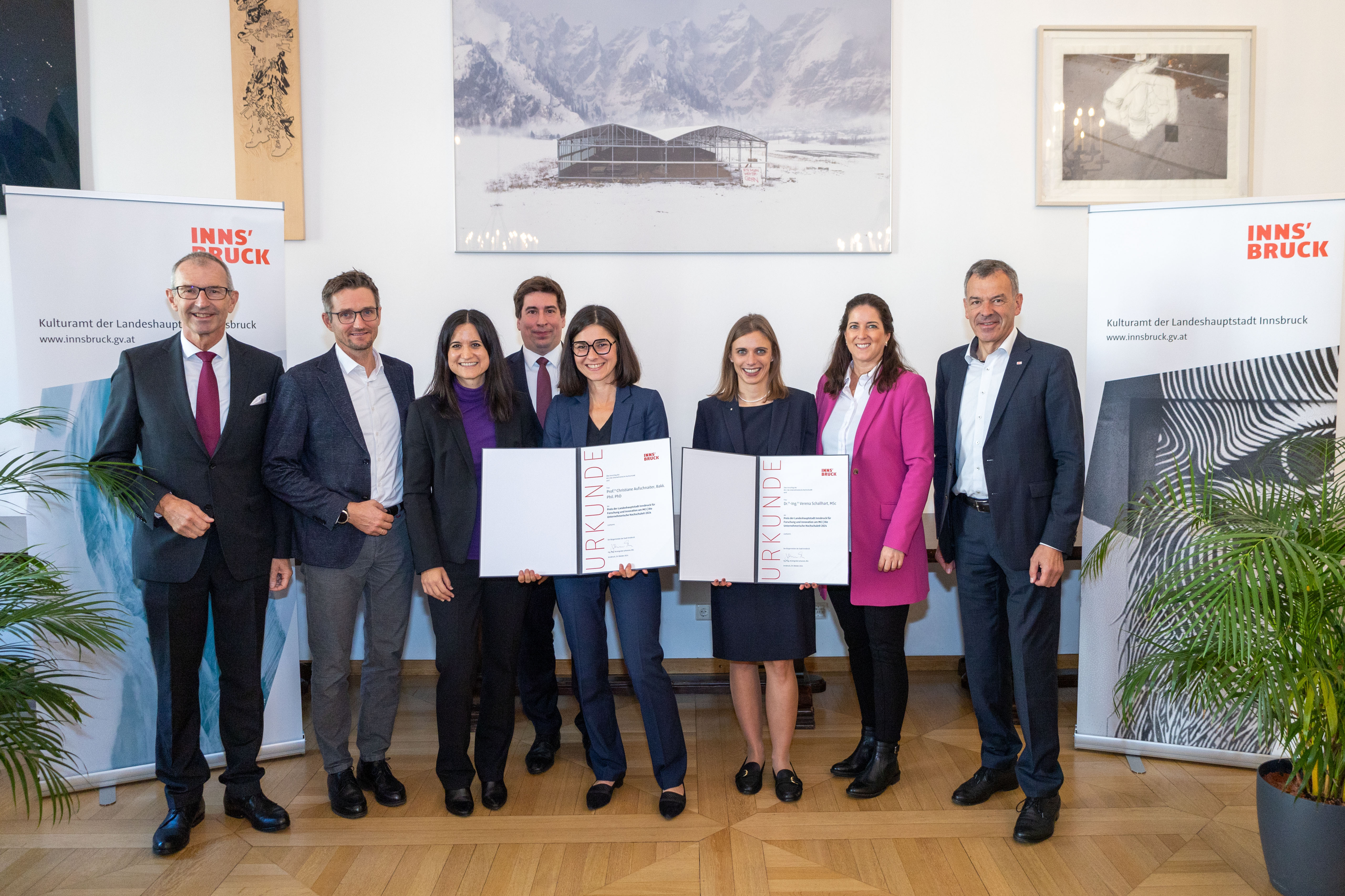 Vizebürgermeister Georg Willi (r.) und Mitglieder des MCI-Teams um Rektor Andreas Altmann (l.) freuen sich mit den diesjährigen Preisträgerinnen Christiane Aufschneiter (5.v.r.) und Verena Schallhart (3.v.r.).