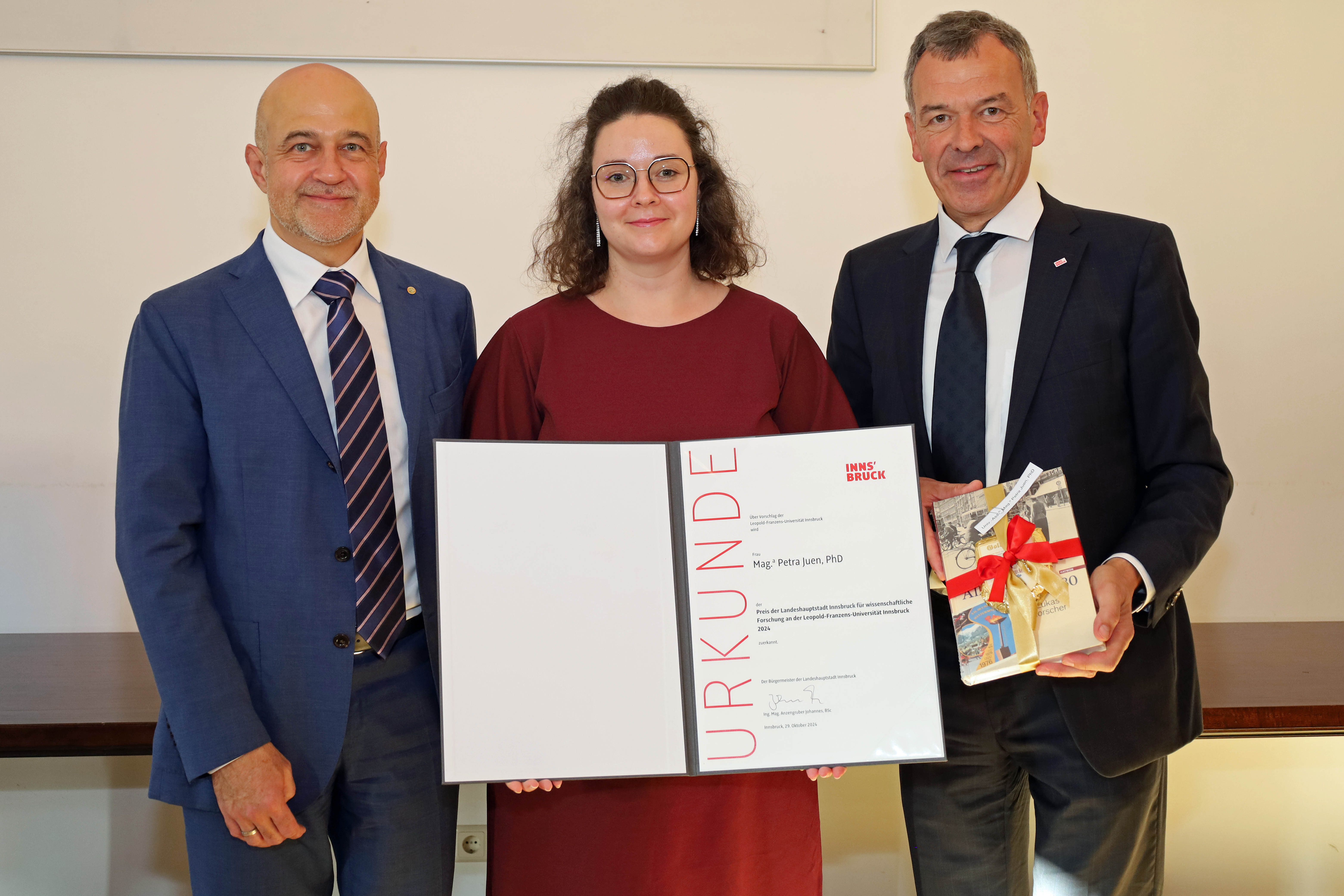 Preisträgerin Petra Juen (M).