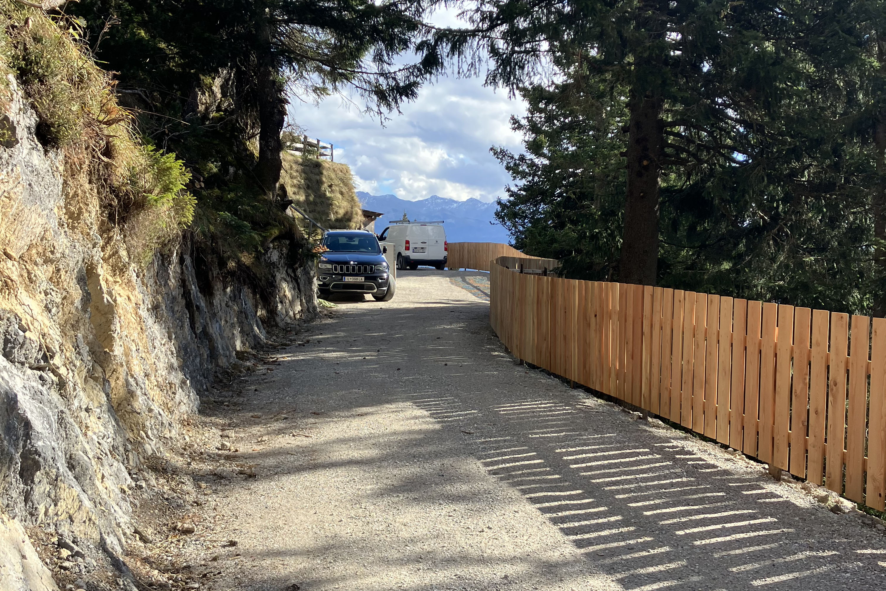 Der sanierte Bodenstein Almweg mit neuem Wegzaun – sicher und einladend für Wandernde und Lieferverkehr.