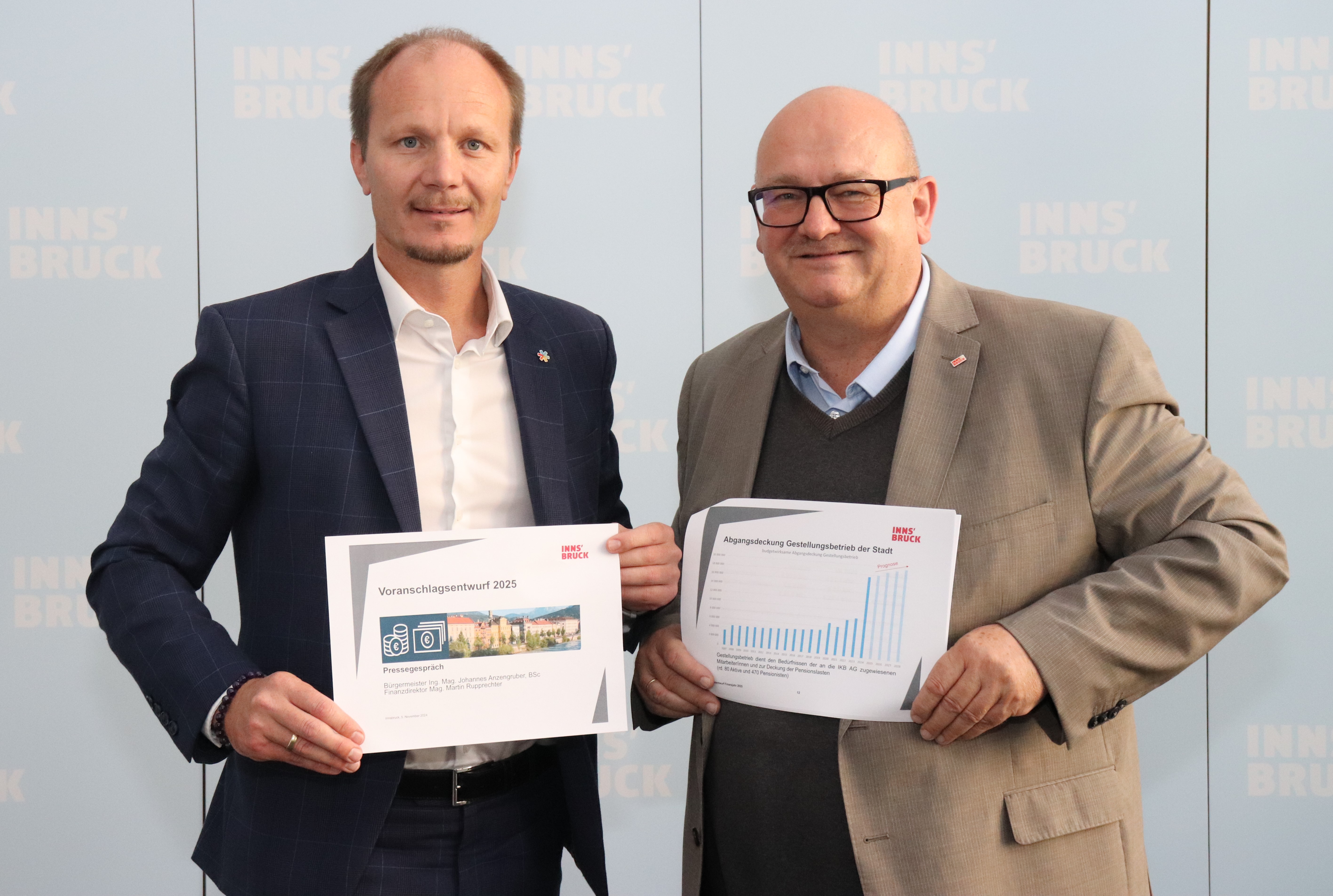 Ausblick auf 2025: Bürgermeister Johannes Anzengruber und Finanzdirektor Martin Rupprechter präsentierten am 5. November den Entwurf des Budget-Voranschlags 2025.