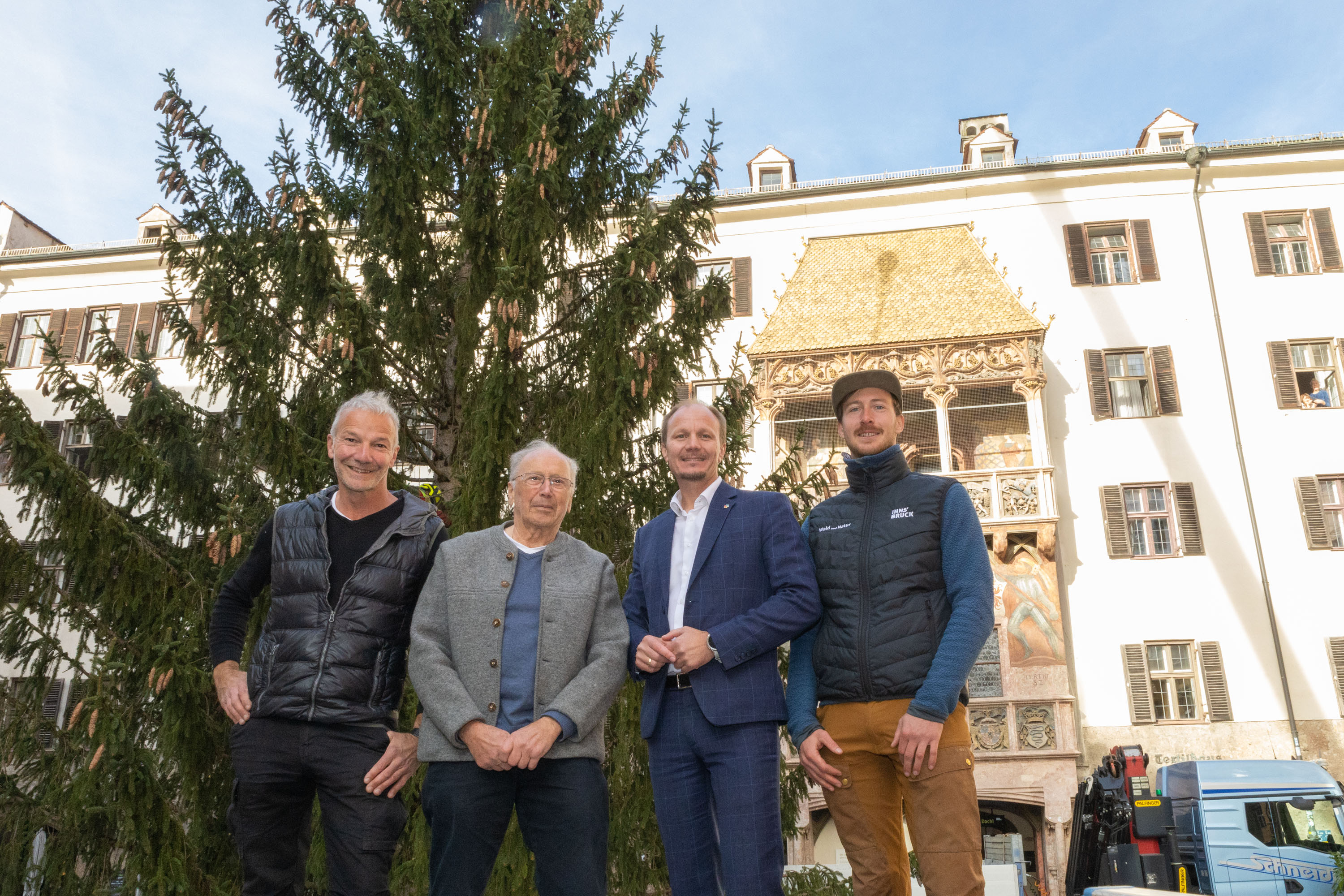 v. l.: Geschäftsführer Robert Neuner (IAI), Baumspender Horst Prader, Bürgermeister Johannes Anzengruber und Förster Leopold Petrus (Amt für Wald und Natur) freuen sich über den diesjährigen Christbaum, der den traditionellen Christkindlmarkt in der Innsbrucker Altstadt schmückt.