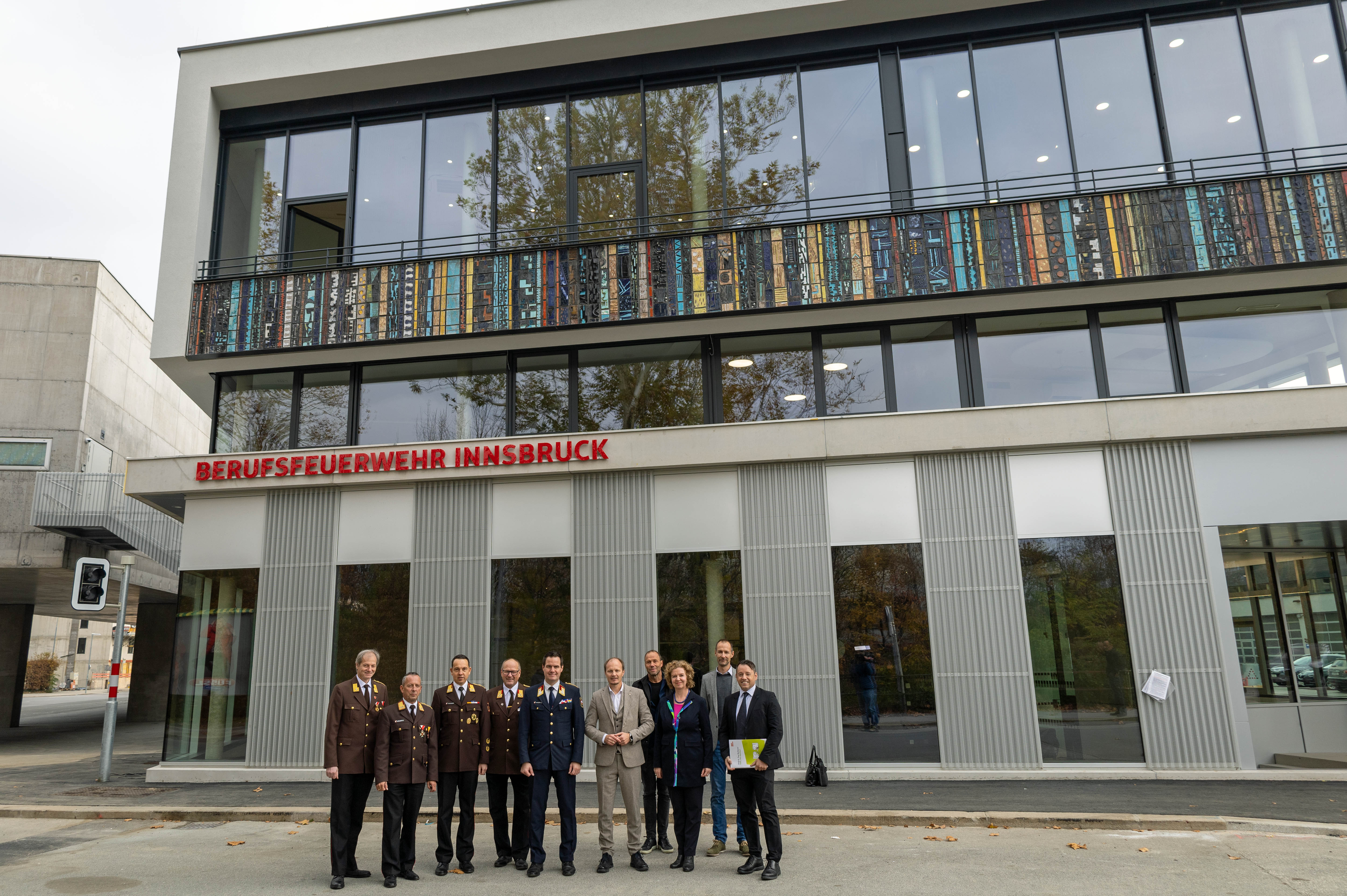 (v.l.n.r.) Bezirks-Kassier Klaus Weingartner, Landesfeuerwehrkommandant Jakob Unterladstätter, Landes-Feuerwehrinspektor Rene Staudacher, Bezirks-Feuerwehrkommandant Gerhard Mayregger, Branddirektor Helmut Hager, Bürgermeister Johannes Anzengruber, Architekt Sebastian Neuschmid, Magistratsdirektorin Gabriele Herlitschka, IIG-Geschäftsbereichsleiter Georg Preyer und IIG-Geschäftsführer Franz Danler vor dem neuen Verwaltungsgebäude der Hauptfeuerwache.