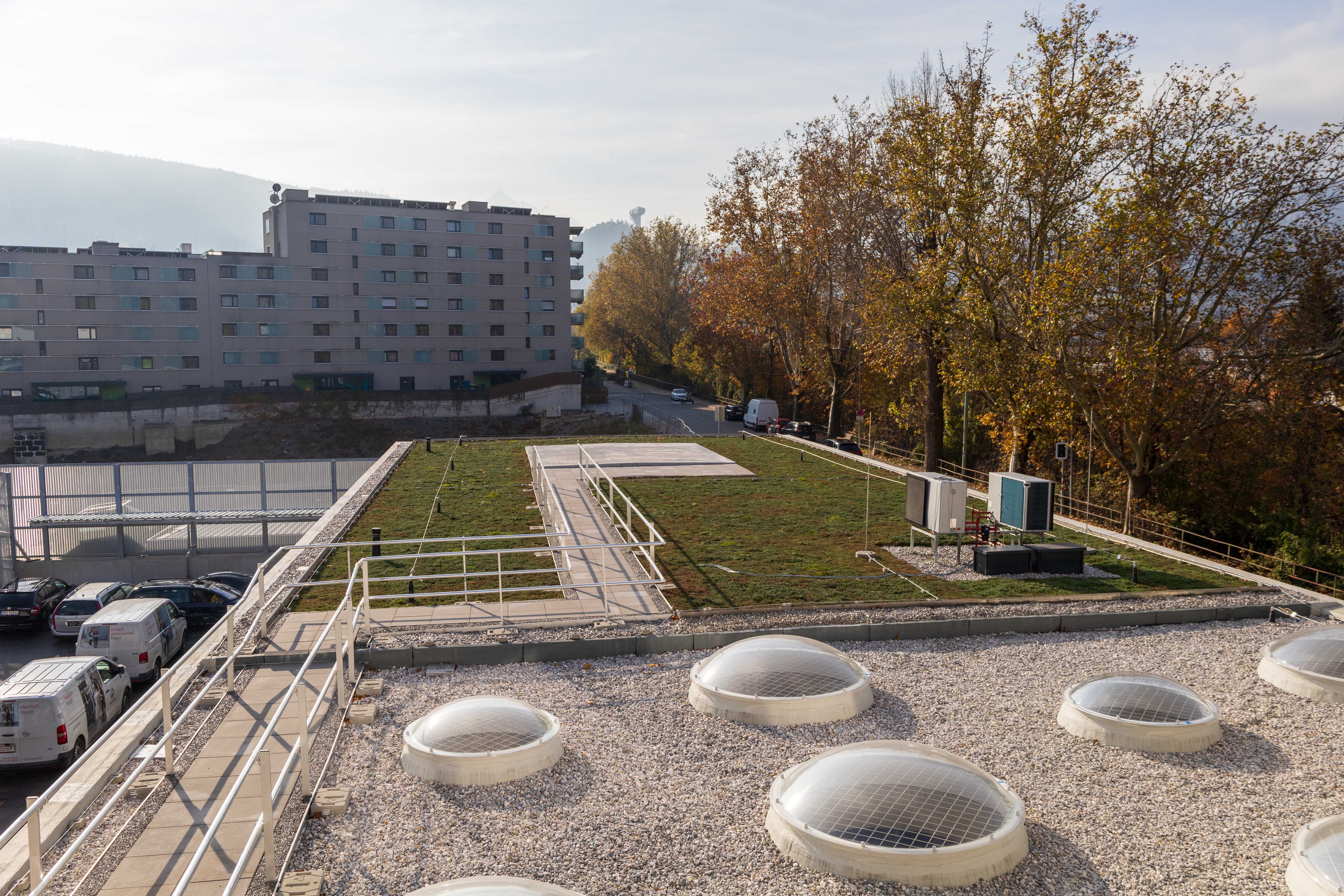 Auf dem Dach der neuen Fahrzeughalle, das über ein Flugdach mit dem neuen Verwaltungstrakt verbunden ist, befindet sich ein Landeplatz für Hubschrauber.
