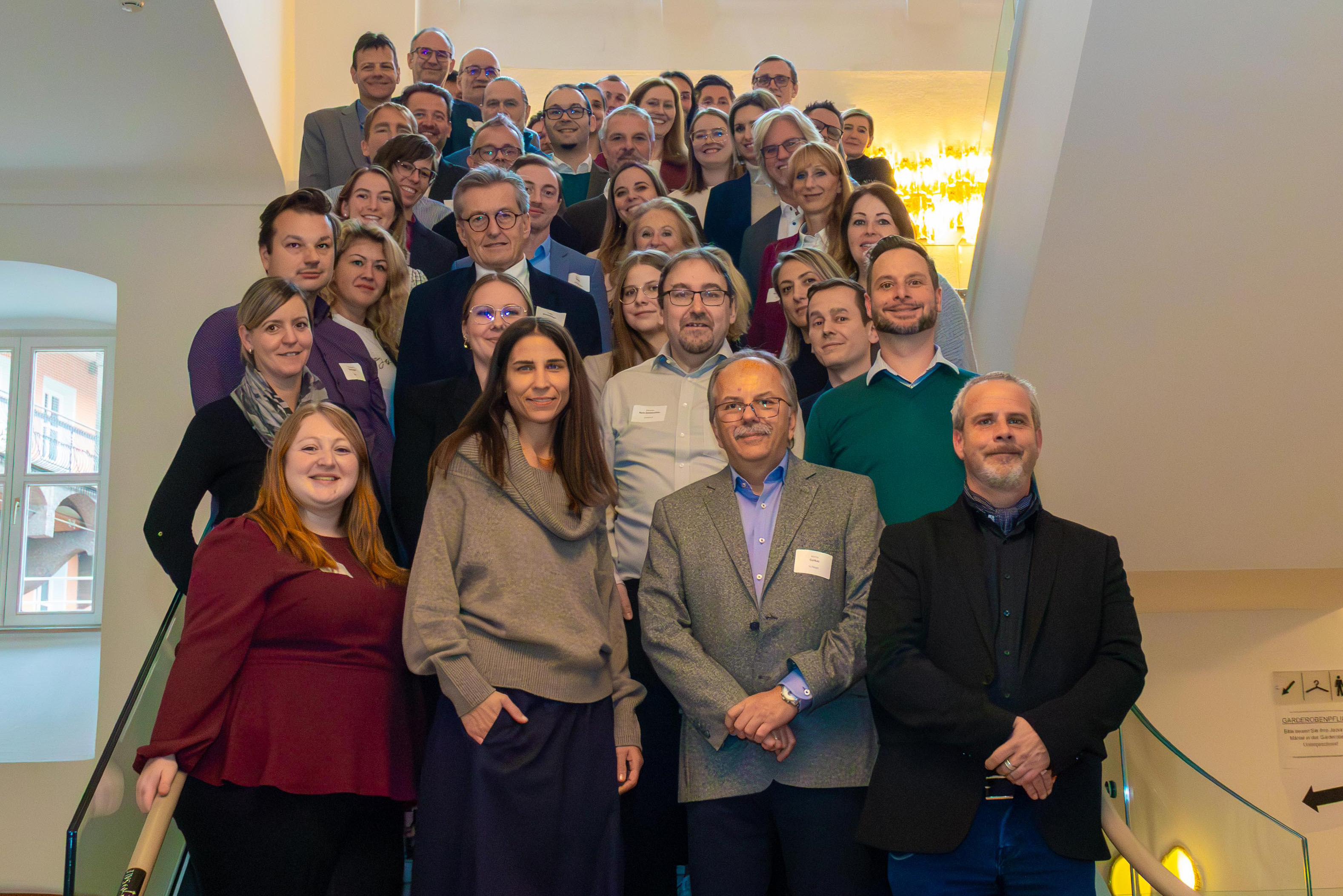 Vom 13. bis 14. November tagt der Fachausschuss für Gewerberecht und Gewerbetechnik des Österreichischen Städtebundes in Innsbruck. Die ressortzuständige Stadträtin Janine Bex (2. v. l.) hieß die Delegation der kommunalen Interessensvertretung rund um den Ausschuss-Vorsitzenden Mag. Martin Gutkas (2. v. r.) im Ursulinensaal der Stadt Innsbruck willkommen.