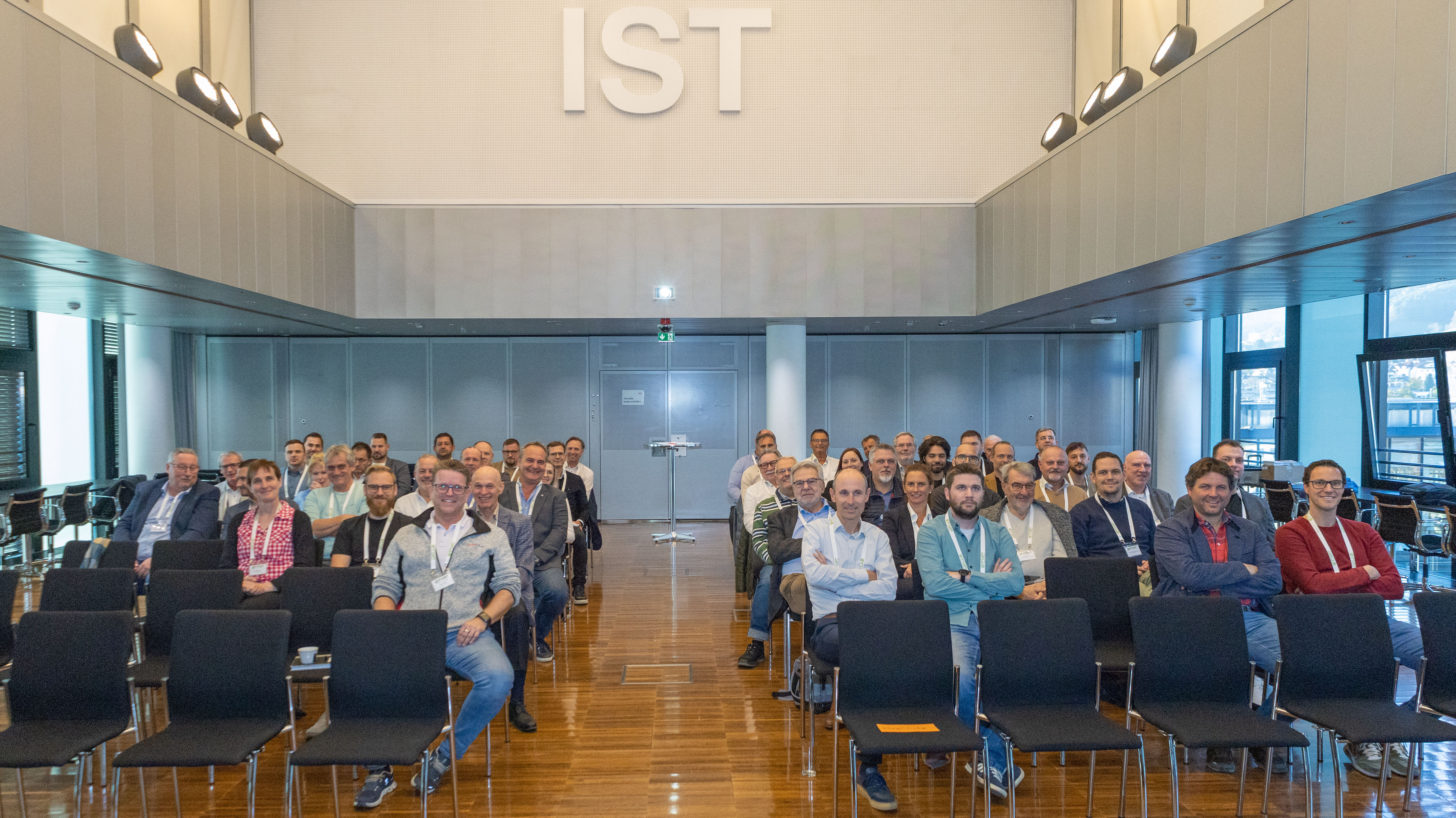 ExpertInnen des Pflasterwesens zu Gast in Innsbruck: Das Forum Qualitätspflaster hielt die jährliche Generalversammlung im Plenarsaal des Rathauses ab. Die Wahl auf Innsbruck als Tagungsort fiel dabei nicht zufällig: Aktuell wird die Innsbrucker Altstadt neu gepflastert, große Flächen sind bereits fertiggestellt, die von den rund 70 VertreterInnen des Pflasterwesens aus ganz Österreich begutachtet wurden. Das Forum Qualitätspflaster vereint die Landesinnungen des Pflasterhandwerks, die Ausführenden, Planenden, Produzenten von Natur- und Kunststeinen, den Baustoffhandel und Gemeinden aus dem gesamten Bundesgebiet.