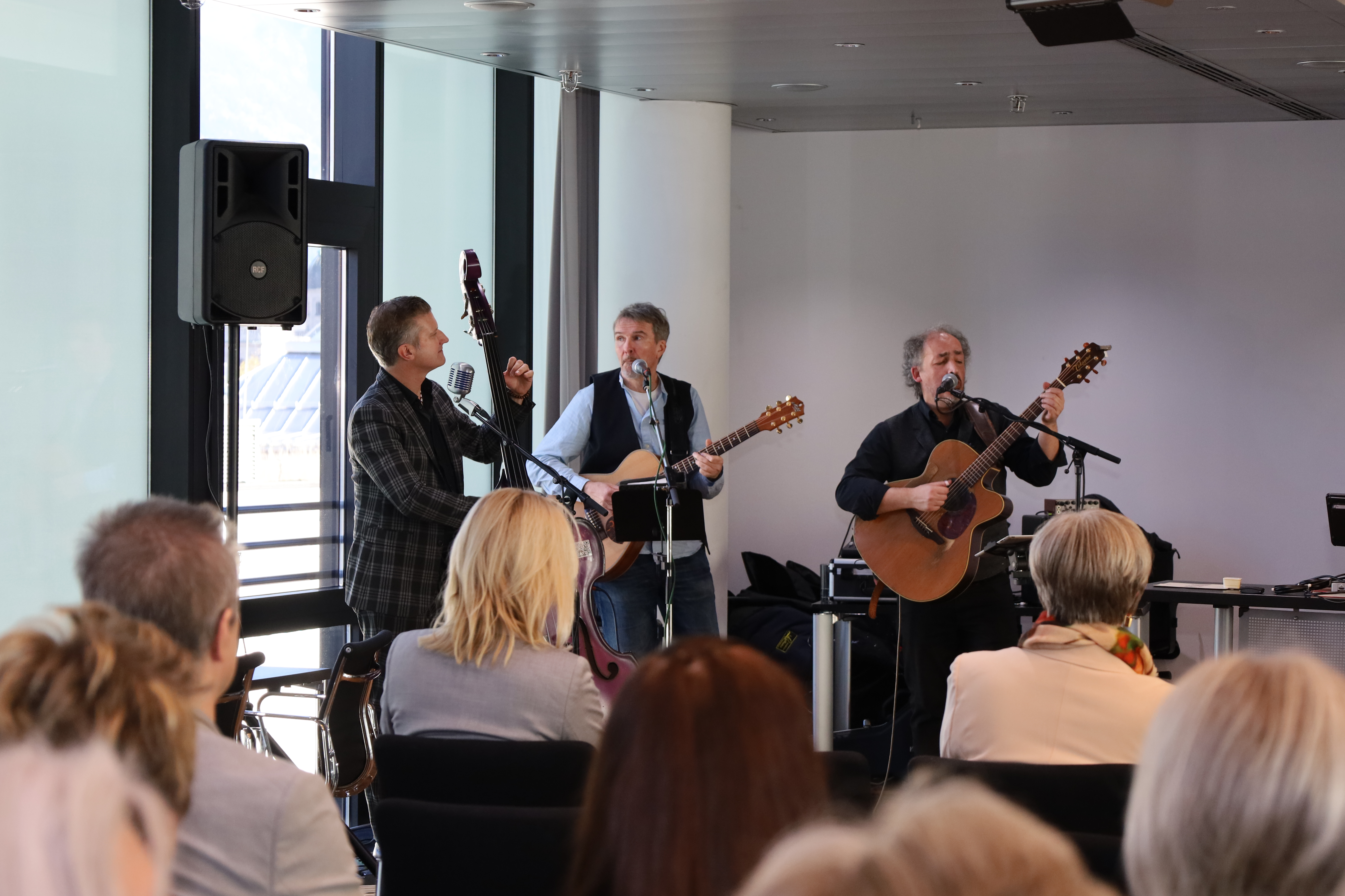 Am 15. November versammelte sich nicht nur die Lebens- und Berufsfahrung des Stadtmagistrats, auch das große Aufgabenportfolio der öffentlichen Stadtverwaltung von der Musikschule, Stadtbibliothek, Kommunikation über die Kinderbetreuung und Sport bis hin zu Tiefbau und Feuerwehr wurde sichtbar. Geehrt wurden 20 MitarbeiterInnen für 25 Jahre und zehn MitarbeiterInnen für 40 Jahre Tätigkeit. 21 MitarbeiterInnen wurden von Bürgermeister Johannes Anzengruber, Magistratsdirektorin Gabriele Herlitschka und die Obfrau der Zentralen Personalvertretung Sabine Steffan in den Ruhestand verabschiedet. Die Jazzband "Brennholz" sorgte für musikalische Untermalung.