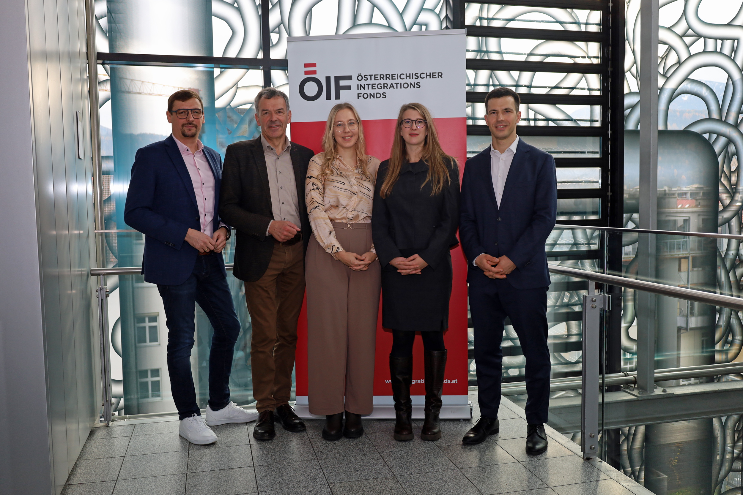 Um TeilnehmerInnen aus ÖIF-Deutschkursen über Beschäftigungsmöglichkeiten im Pflege- und Gesundheitsbereich zu informieren, organisiert der Österreichische Integrationsfonds (ÖIF) eigene Info-Veranstaltungen in ganz Österreich. Am 19. November 2024 fand die Veranstaltung im Plenarsaal des Innsbrucker Rathauses statt. Pflegekoordinator Michael Urschitz (v.r.n.l.) und Vizebürgermeister Georg Willi freuten sich gemeinsam mit Tamara Hildner (Leitung des Teams Berufschancen im ÖIF), Johanna Sebesse (Leitung ÖIF-Integrationszentrum Tirol) und Timo Andreas Bovelino (Bereichsleitung ÖIF-Integrationszentren) über das rege Interesse der TeilnehmerInnen.