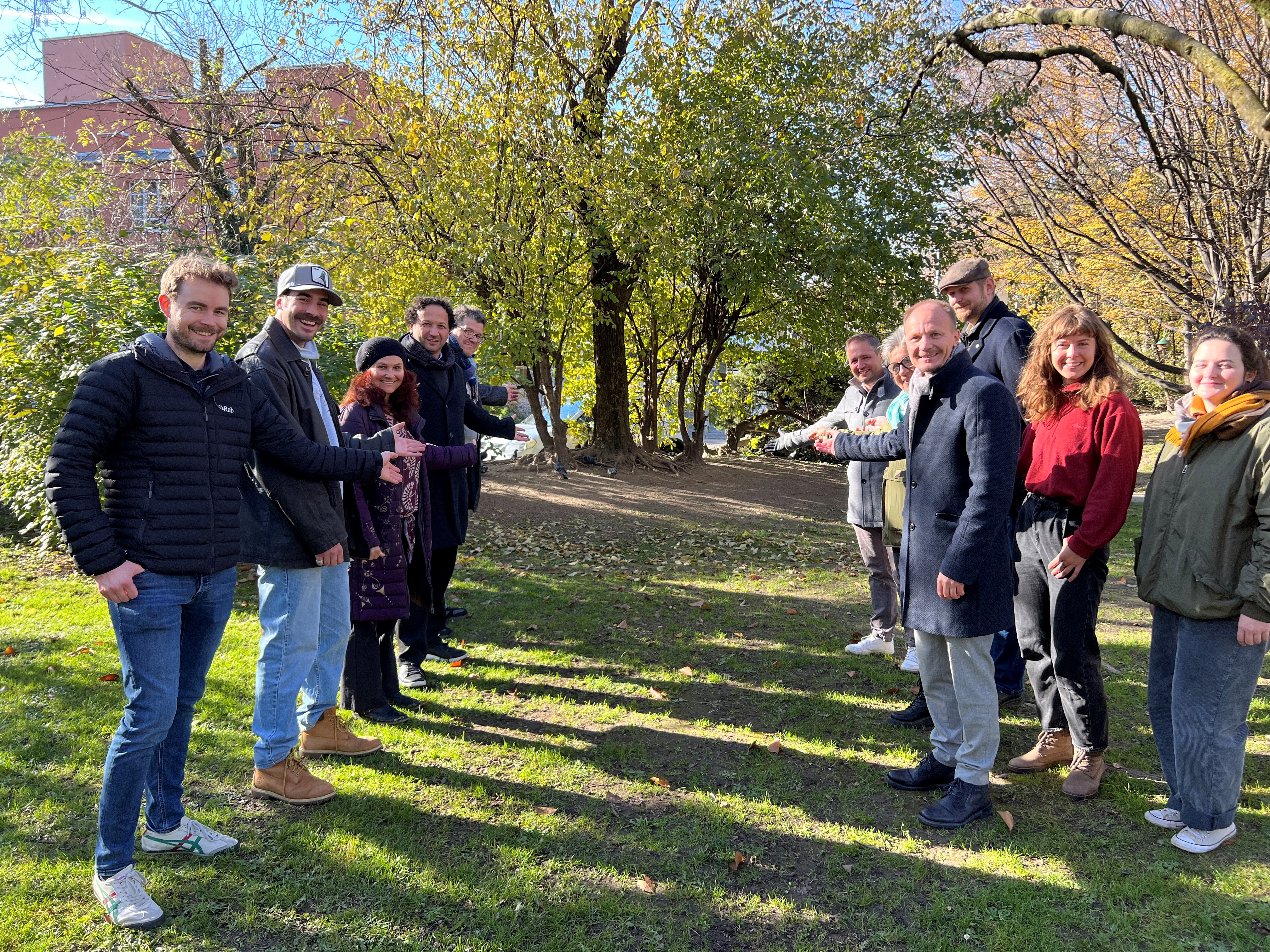 Der Standort des Taubenhäuschens im Rapoldipark stößt auf breite Zustimmung innerhalb des Gemeinderates und bei Tierschutz-ExpertInnen: Bürgermeister Johannes Anzengruber (3.r.) präsentiert die Fläche im südlichen Teil des Rapoldiparkes gemeinsam mit der ARGE Tierschutz, dem Wildtierbeauftragten Thomas Klestil (2.l.), Alpenzoo-Direktor André Stadler (6.r.) und der Obfrau des Tierschutzvereins Tirol Veronika Rom-Erhard (5.r.).