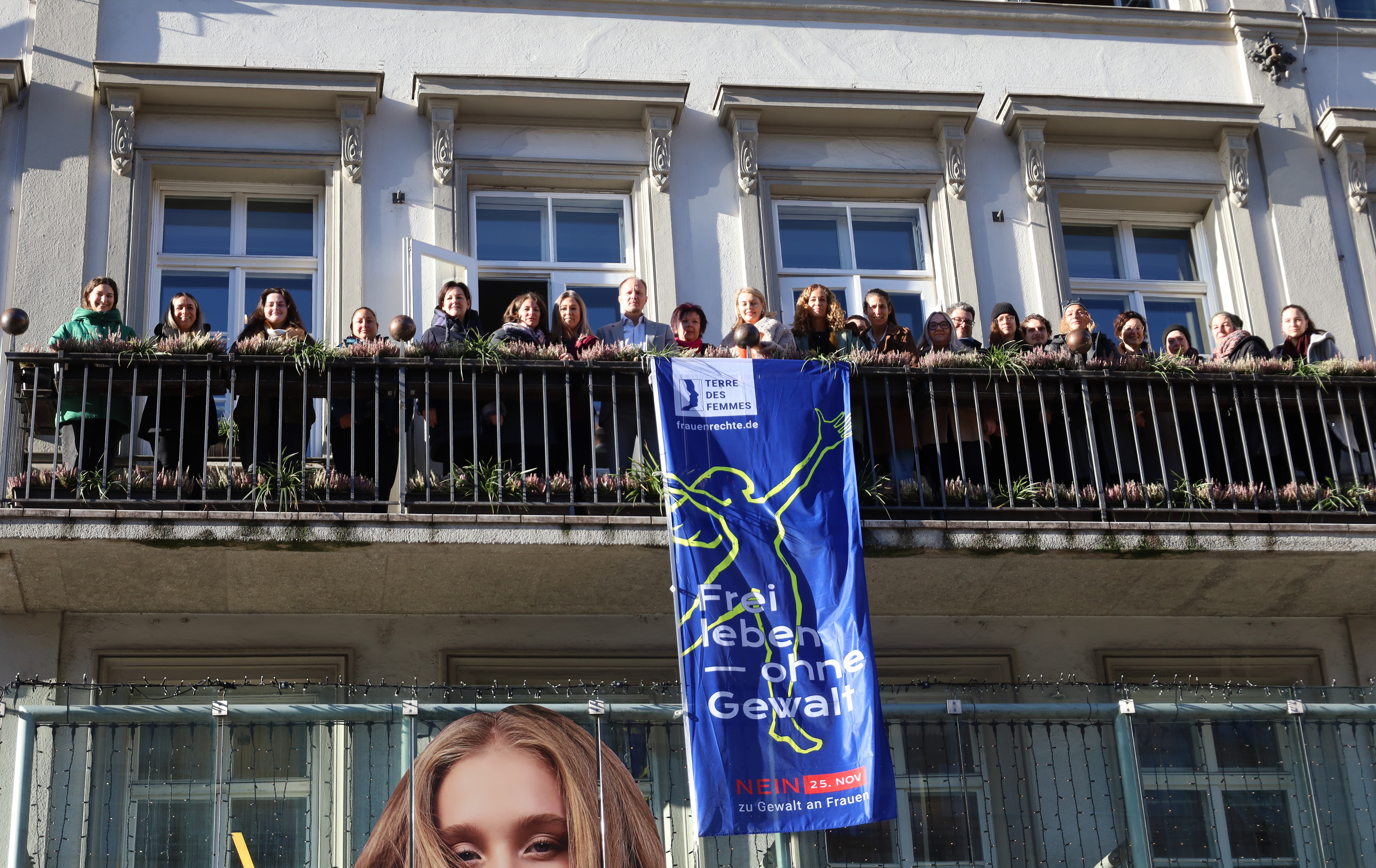 Flagge zeigen gegen Gewalt an Frauen: (Mitte von rechts nach links) Landesrätin Eva Pawlata, Vizebürgermeisterin Elisabeth Mayr, Uschi Klee (Referat Frauen und Generationen) und Bürgermeister Johannes Anzengruber mit weiteren Mitgliedern des Stadtsenats und Gemeinderats, der Stadtverwaltung sowie mehreren Vereinen. Vom Rathaus-Balkon weht ab 22. November die Fahne anlässlich der „16 Tage gegen Gewalt an Frauen und Mädchen“.