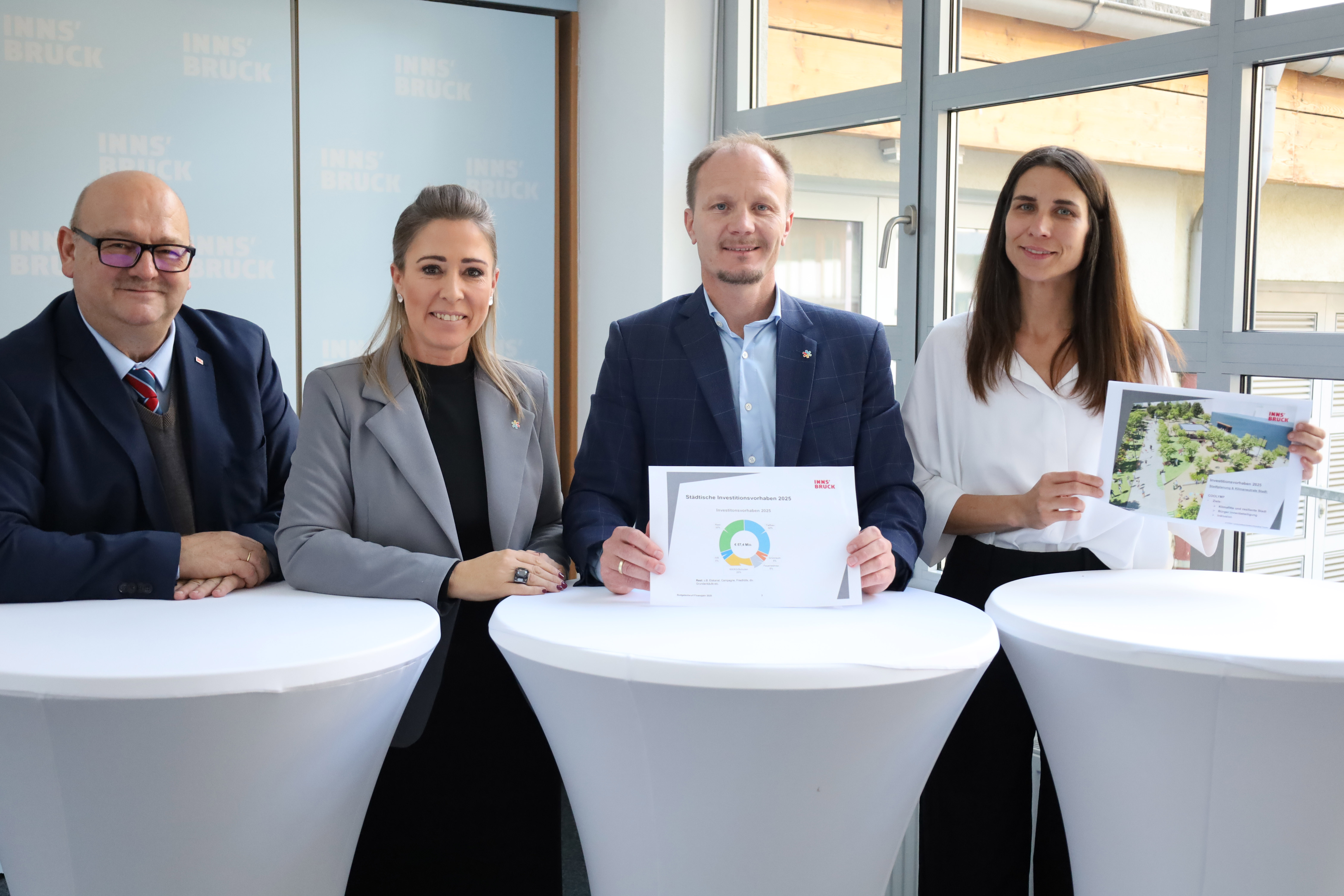 Planen und umsetzen: Stadträtin Janine Bex (r.) und Stadträtin Mariella Lutz (2.l.) präsentierten gemeinsam mit Bürgermeister Johannes Anzengruber (2.r.) und Finanzdirektor Martin Rupprechter (l.) ihre Budgets inklusive Vorhaben.