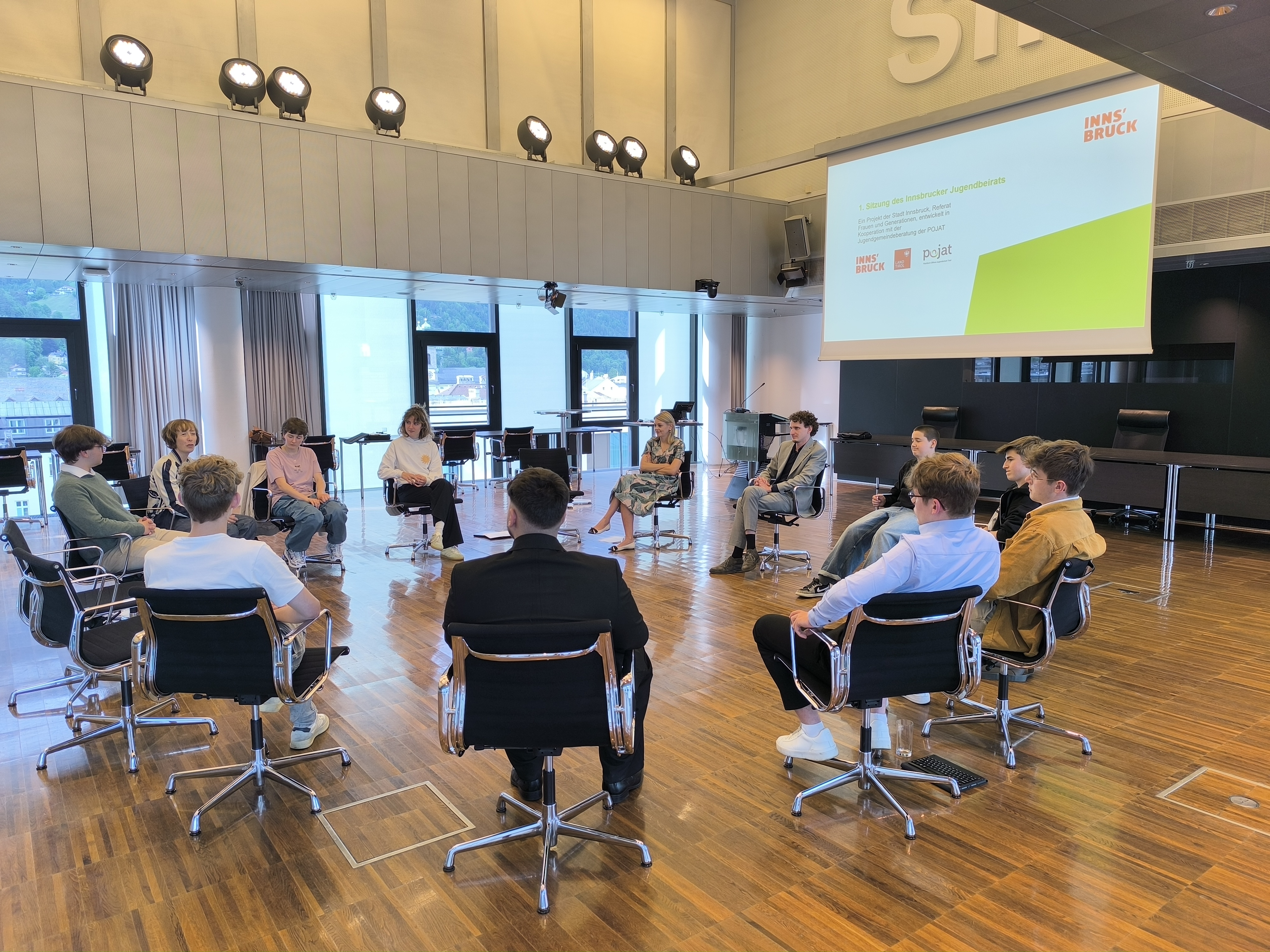 Im Mai 2024 fand die erste Sitzung des Jugendbeirats gemeinsam mit Vizebürgermeisterin Elisabeth Mayr und Martina Steiner (POJAT) im Plenarsaal des Innsbrucker Rathauses statt.