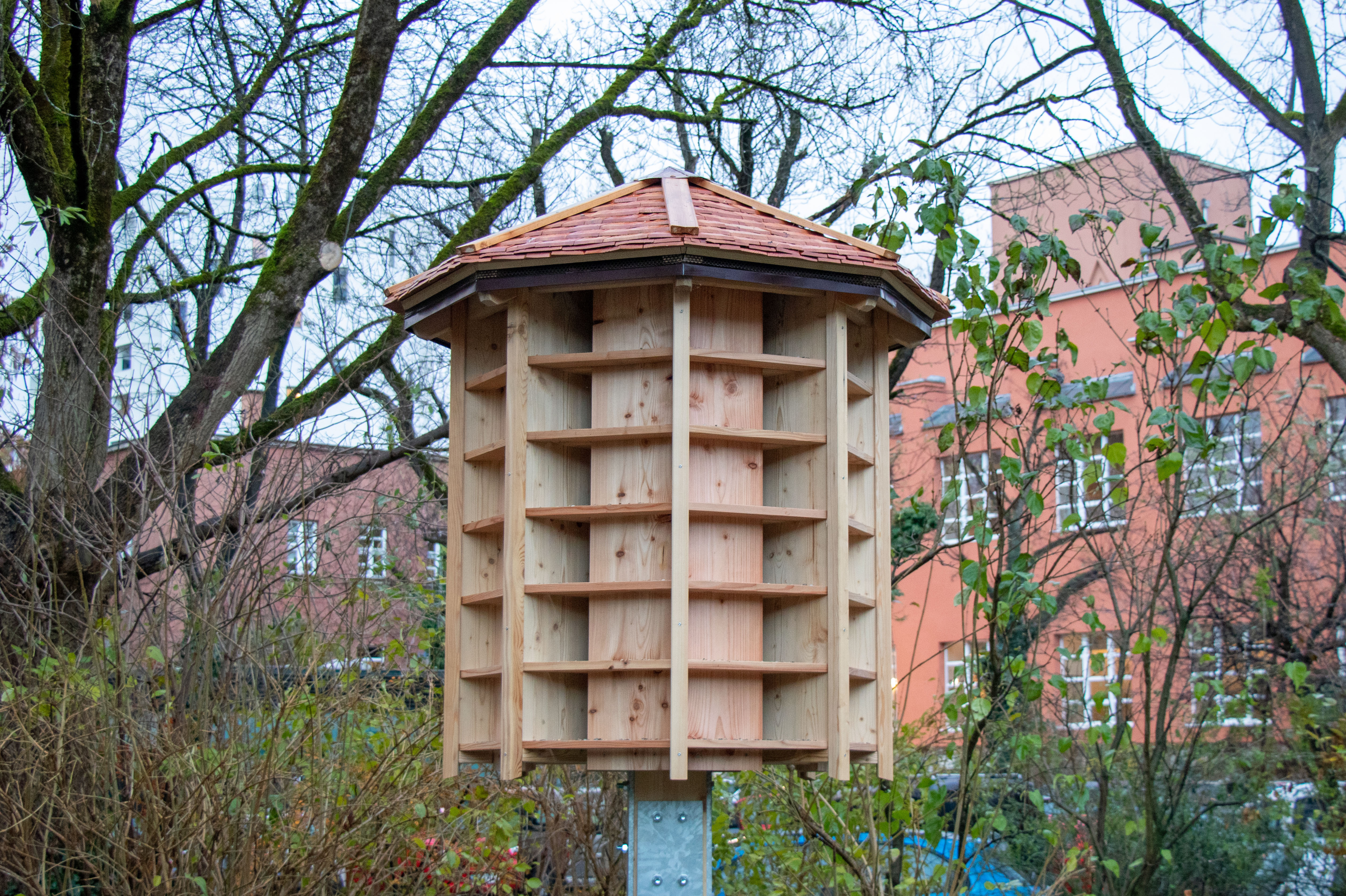Im „schwebenden Häuschen“ werden die Tauben artgerecht gefüttert.