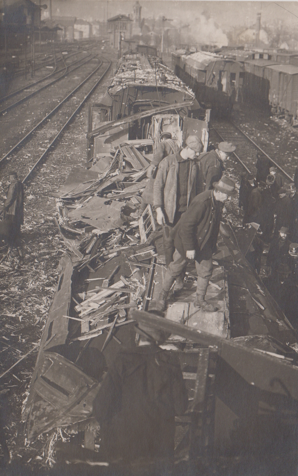 Aufräumarbeiten am Innsbrucker Hauptbahnhof nach dem Angriff vom 20. Februar 1918